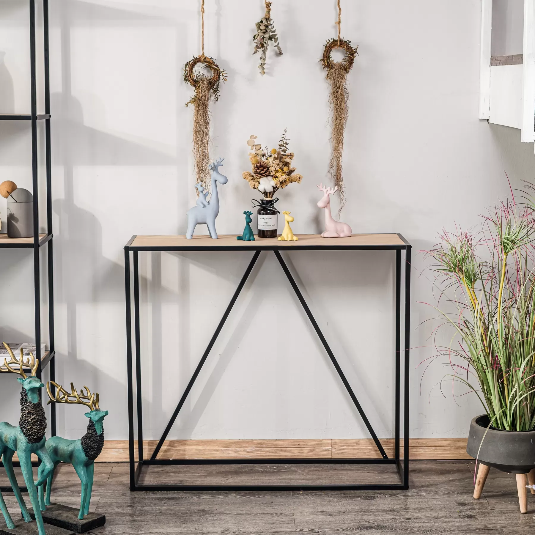 Illustration numéro 3 du produit Console style industriel en bois et métal noir