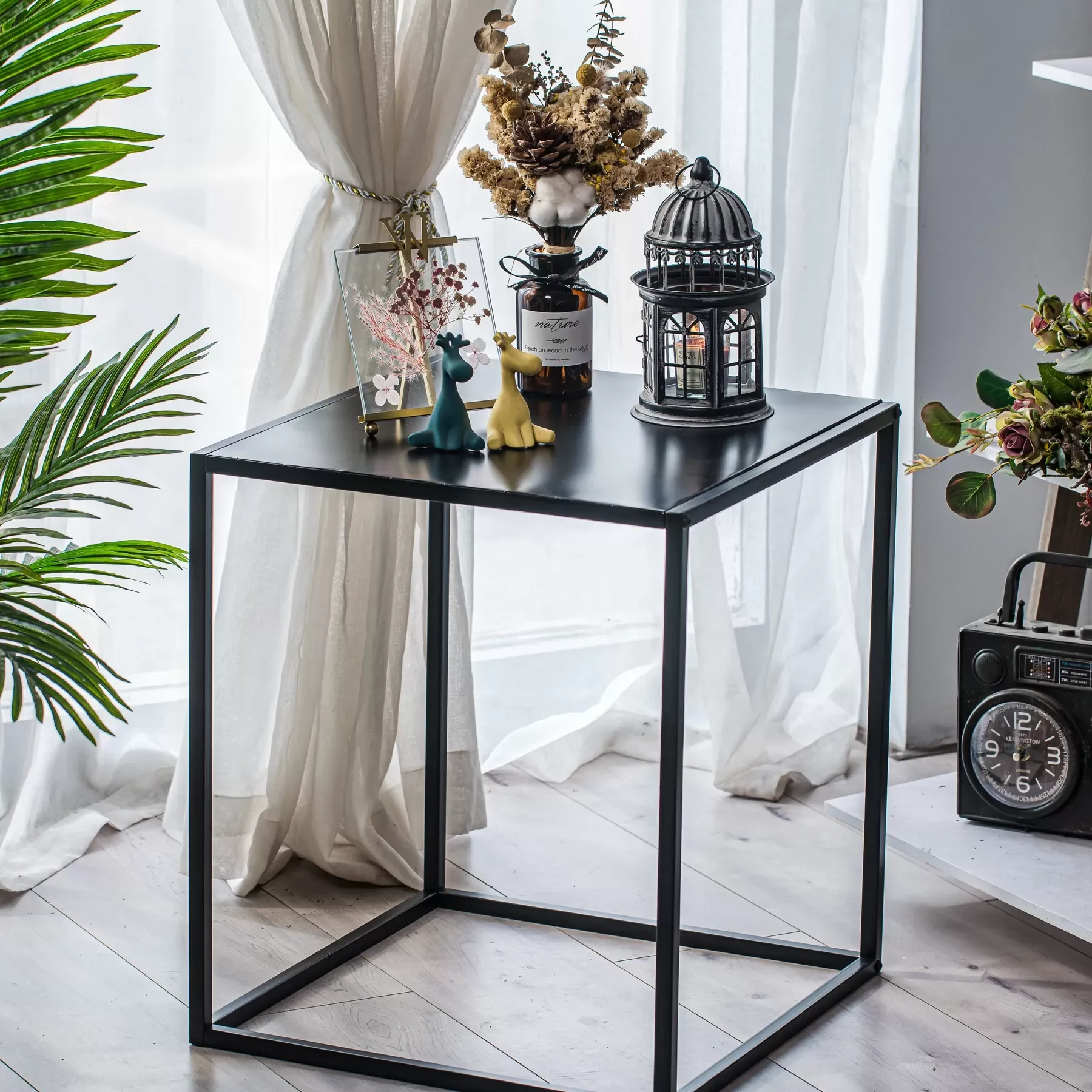 Illustration numéro 3 du produit Table d'appoint industrielle en métal noir