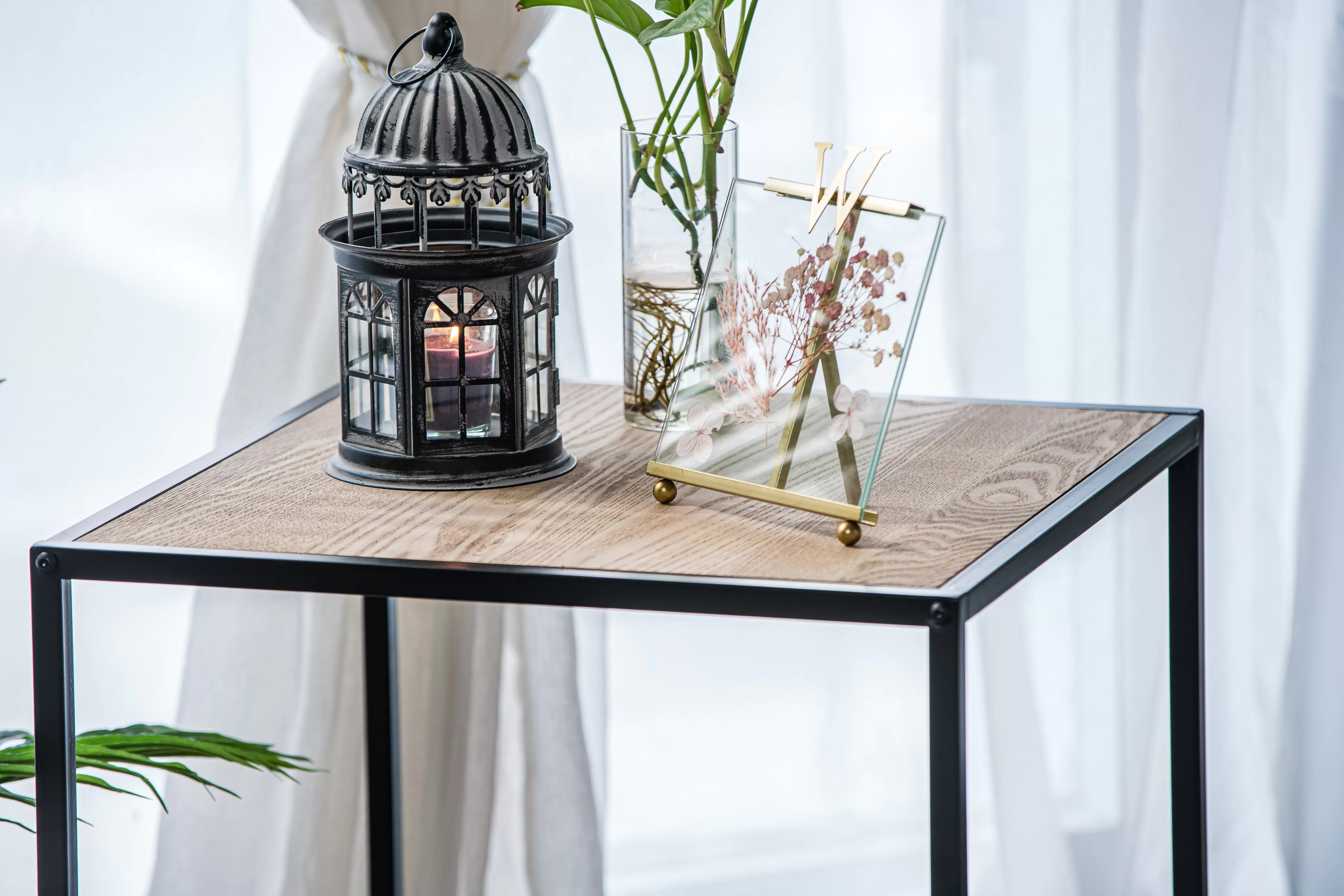 Illustration numéro 3 du produit Table d'appoint industrielle en métal et bois noir