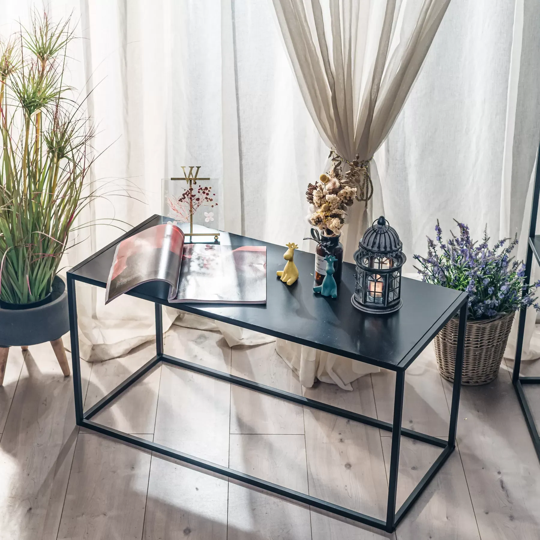 Illustration numéro 3 du produit Table basse industrielle en métal noir