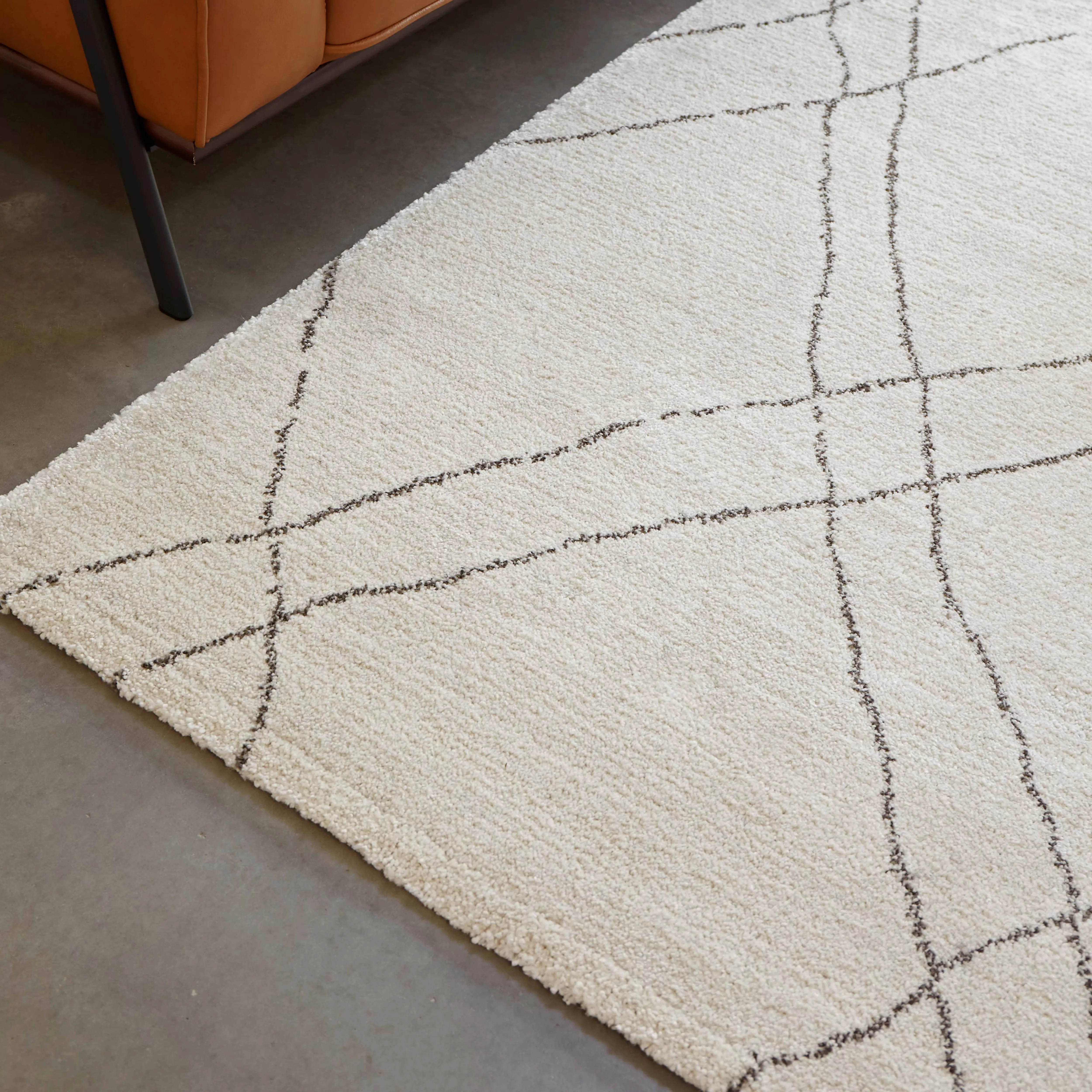 Illustration numéro 3 du produit Tapis rectangulaire motif berbère à poils courts écru 120 x 170 cm