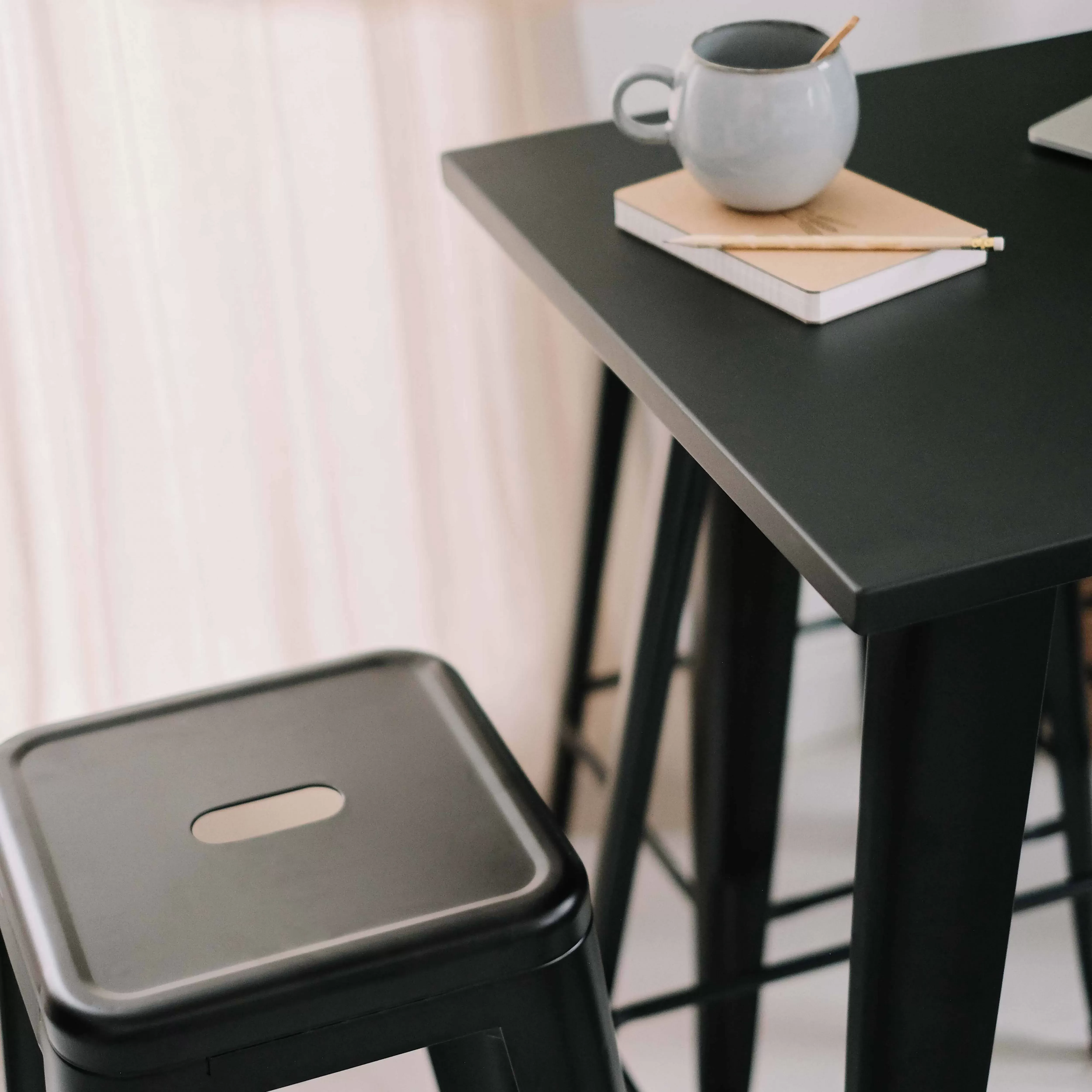 Illustration numéro 3 du produit Lot 4 tabourets de bar en métal noir mat