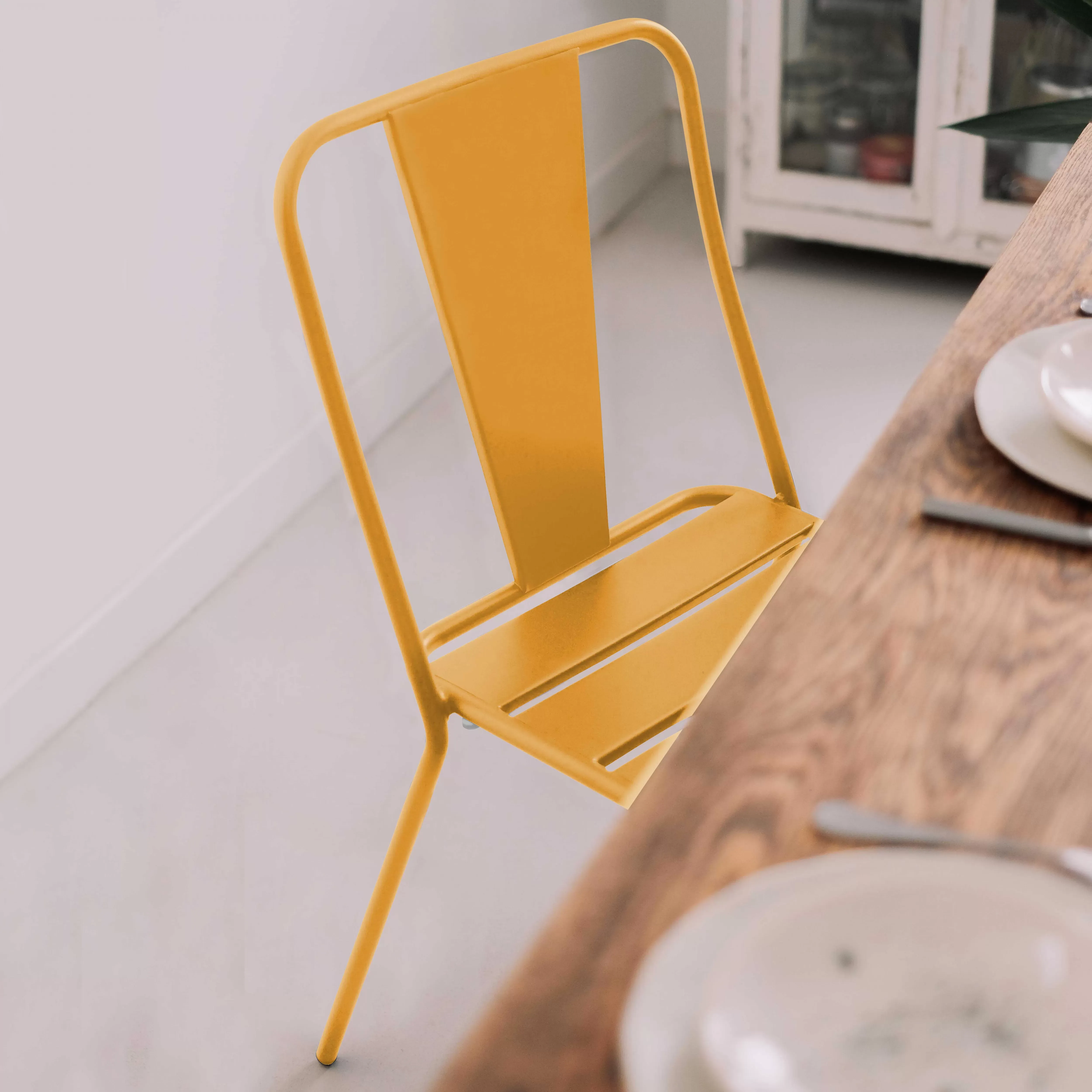 Illustration numéro 3 du produit Chaise en métal bistrot jaune