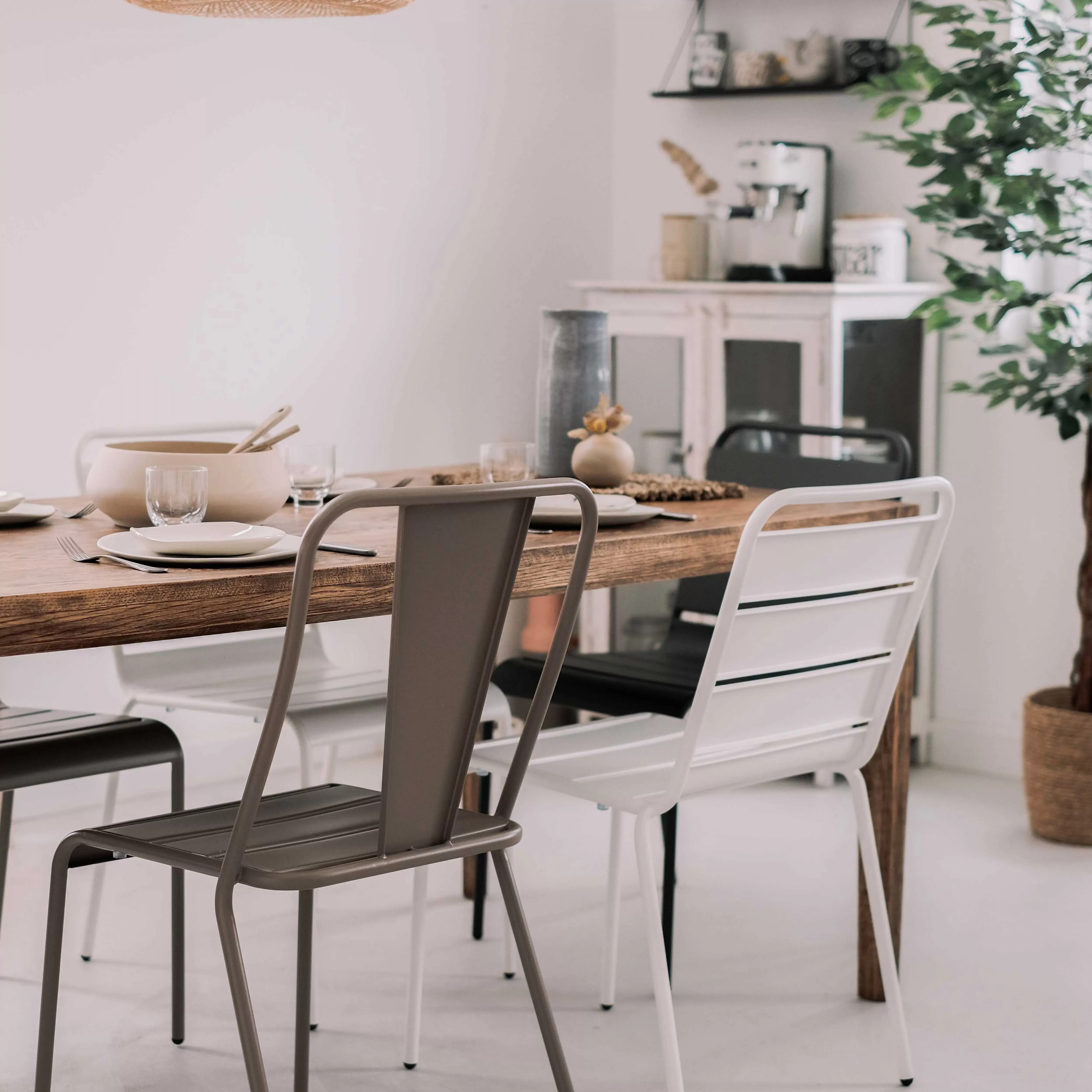 Illustration numéro 3 du produit Chaise en métal bistrot taupe