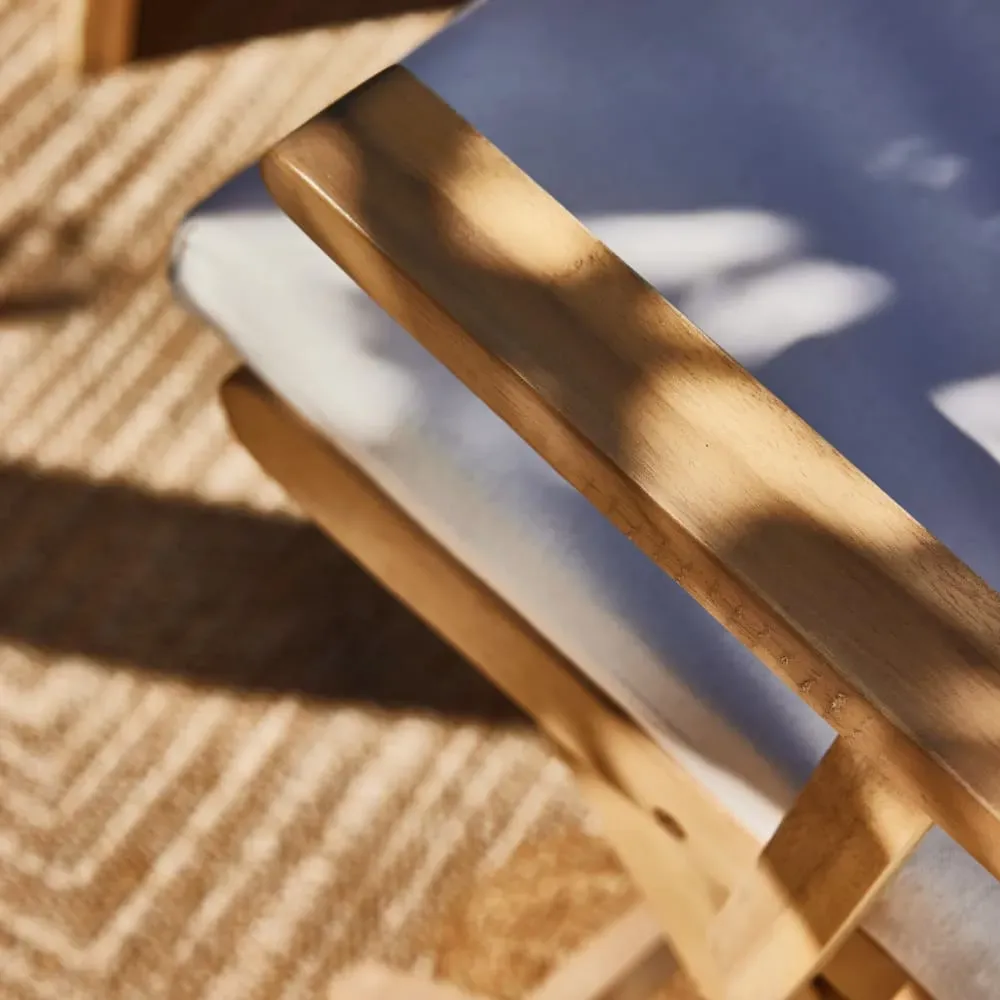 Illustration numéro 3 du produit Lot de 4 chaises de jardin pliantes en bois clair avec accoudoirs