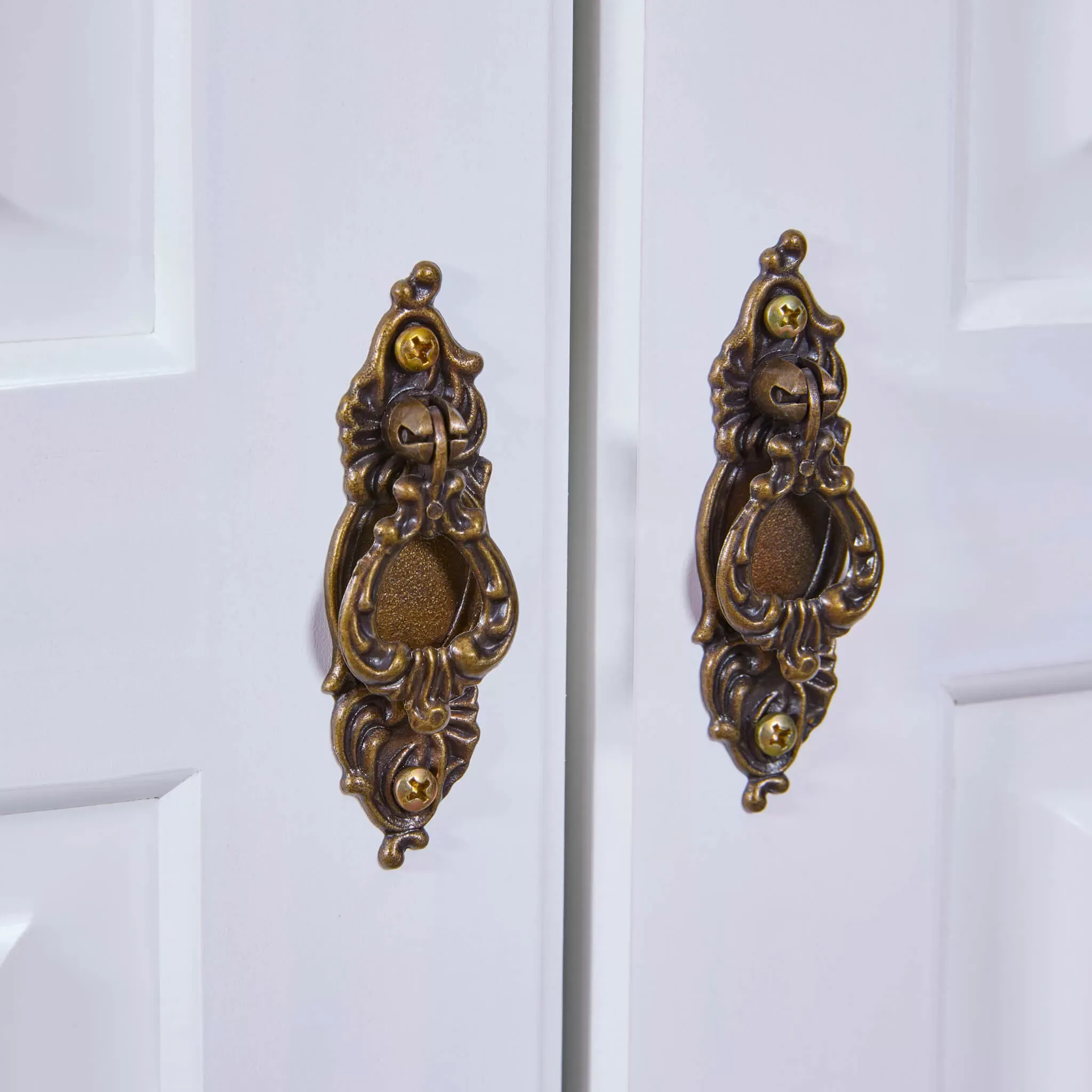 Illustration numéro 3 du produit Armoire 2 portes en bois massif blanc laqué