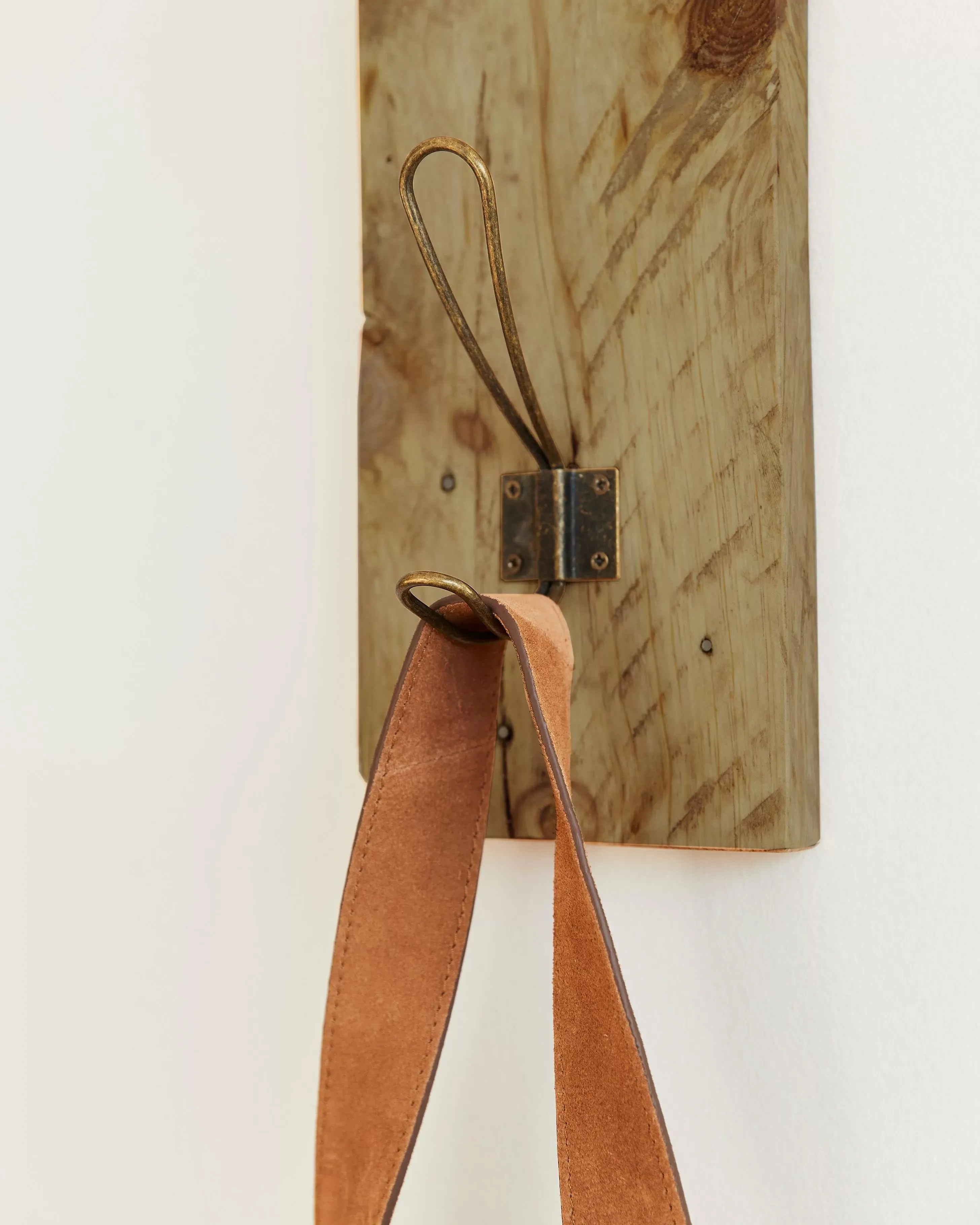 Illustration numéro 3 du produit Support mural en bois récupéré avec un crochet en métal