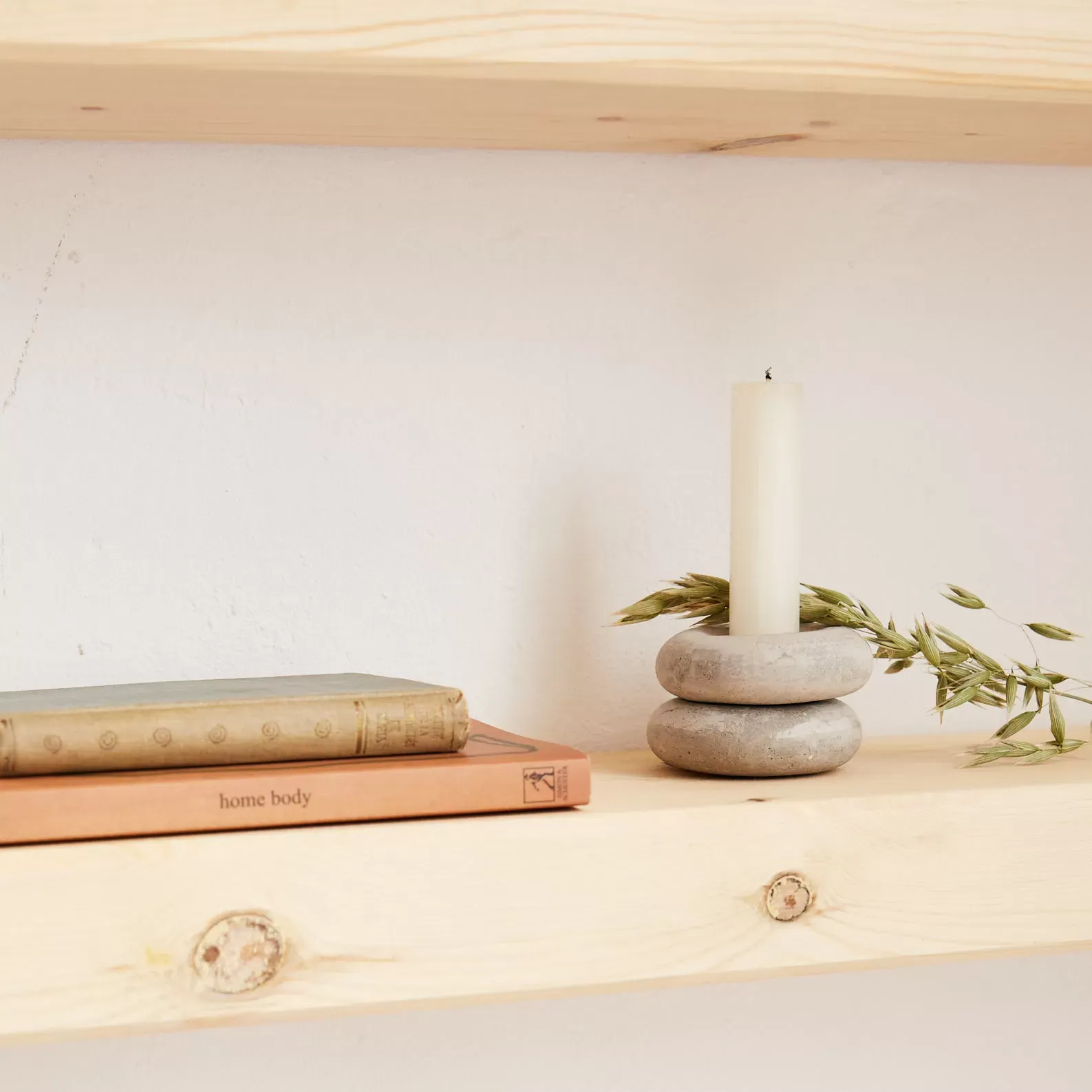 Illustration numéro 3 du produit Etagère suspendue en bois de couleur beige à 3 étages 70 cm