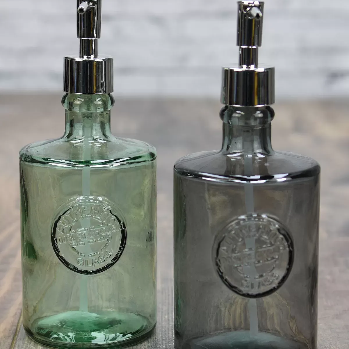 Illustration numéro 3 du produit Distributeur de savon en verre recyclé  silver gris 23 cm