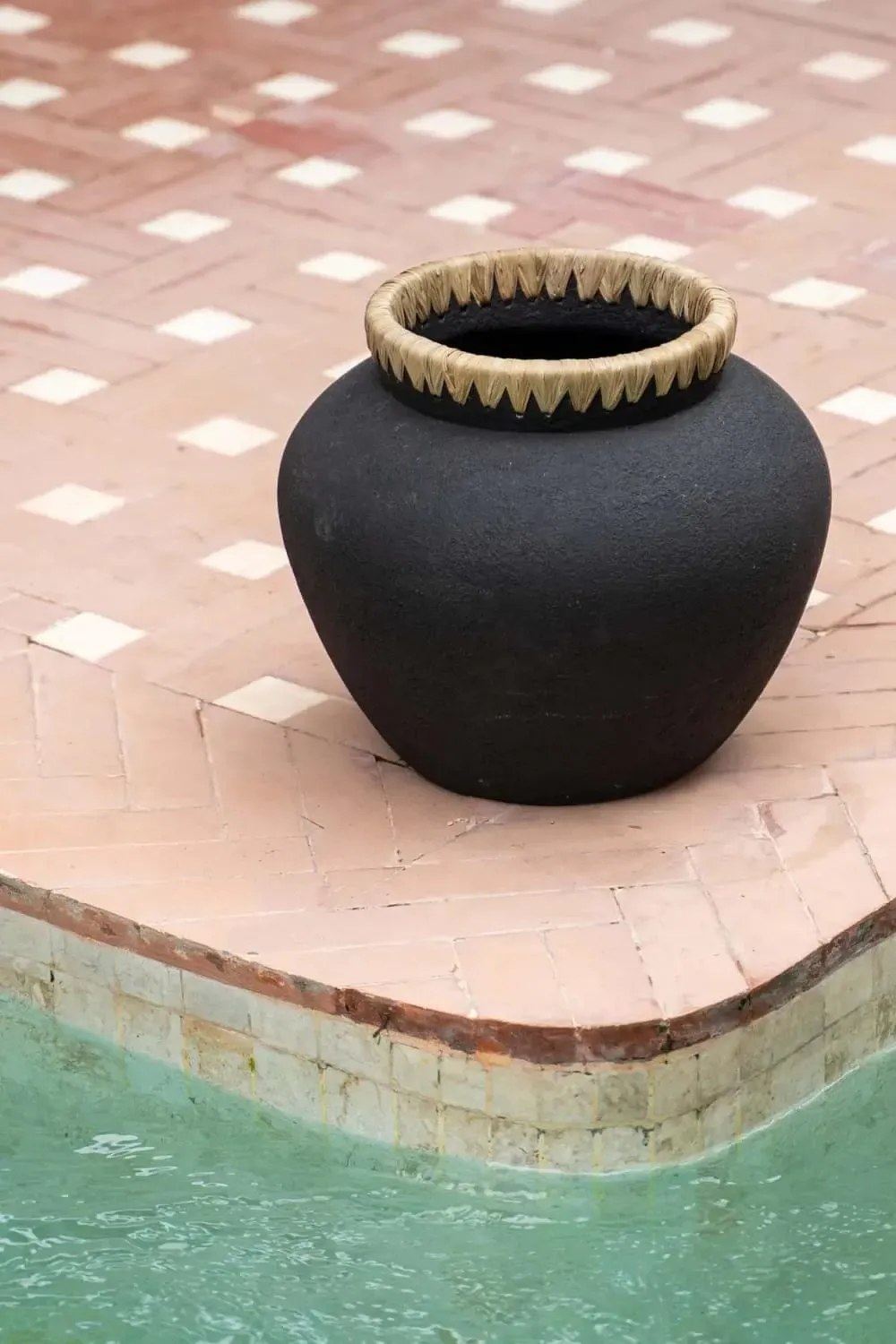 Illustration numéro 3 du produit Vase en terre cuite noir naturel h27