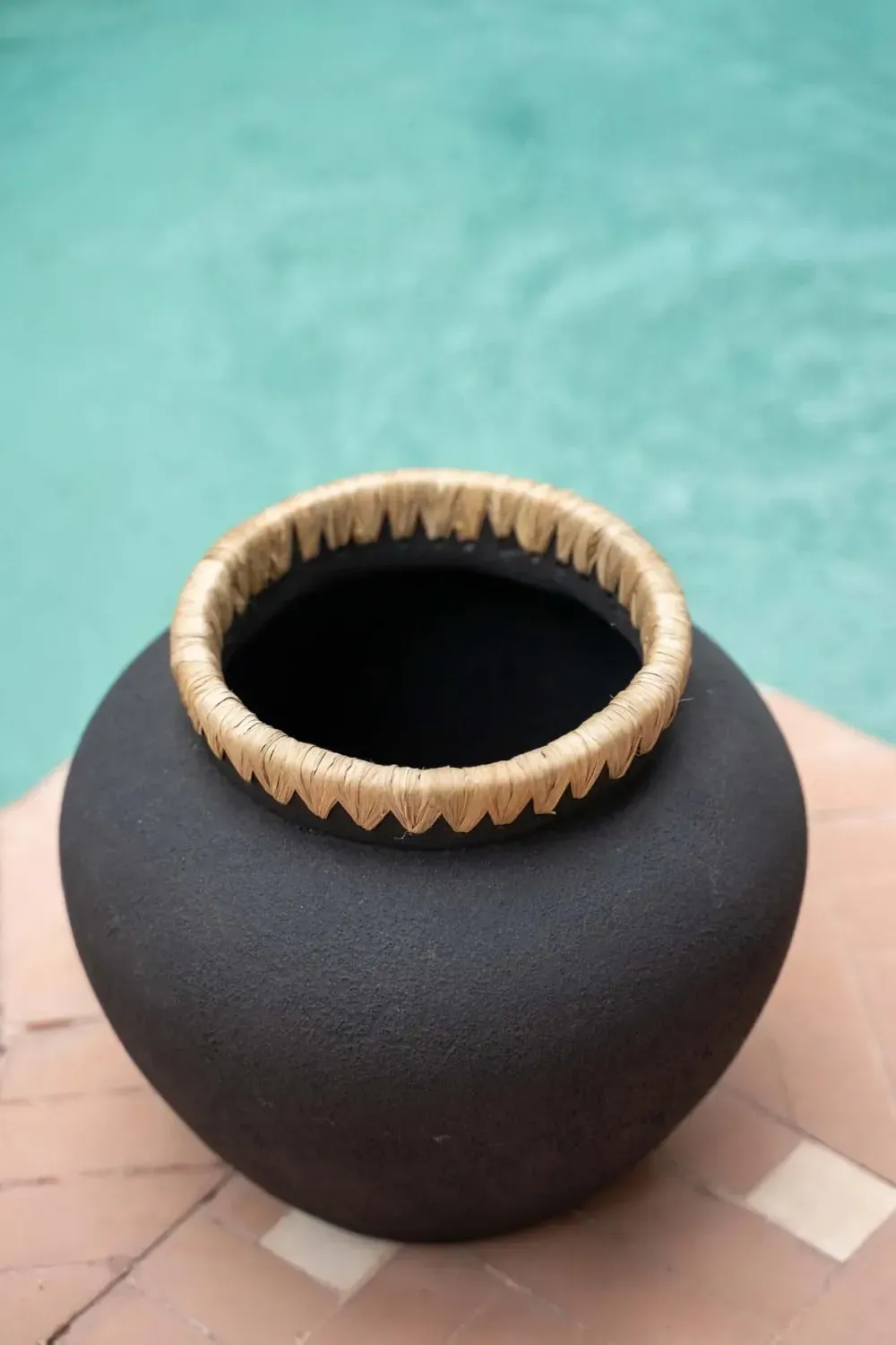 Illustration numéro 3 du produit Vase en terre cuite noir naturel h23