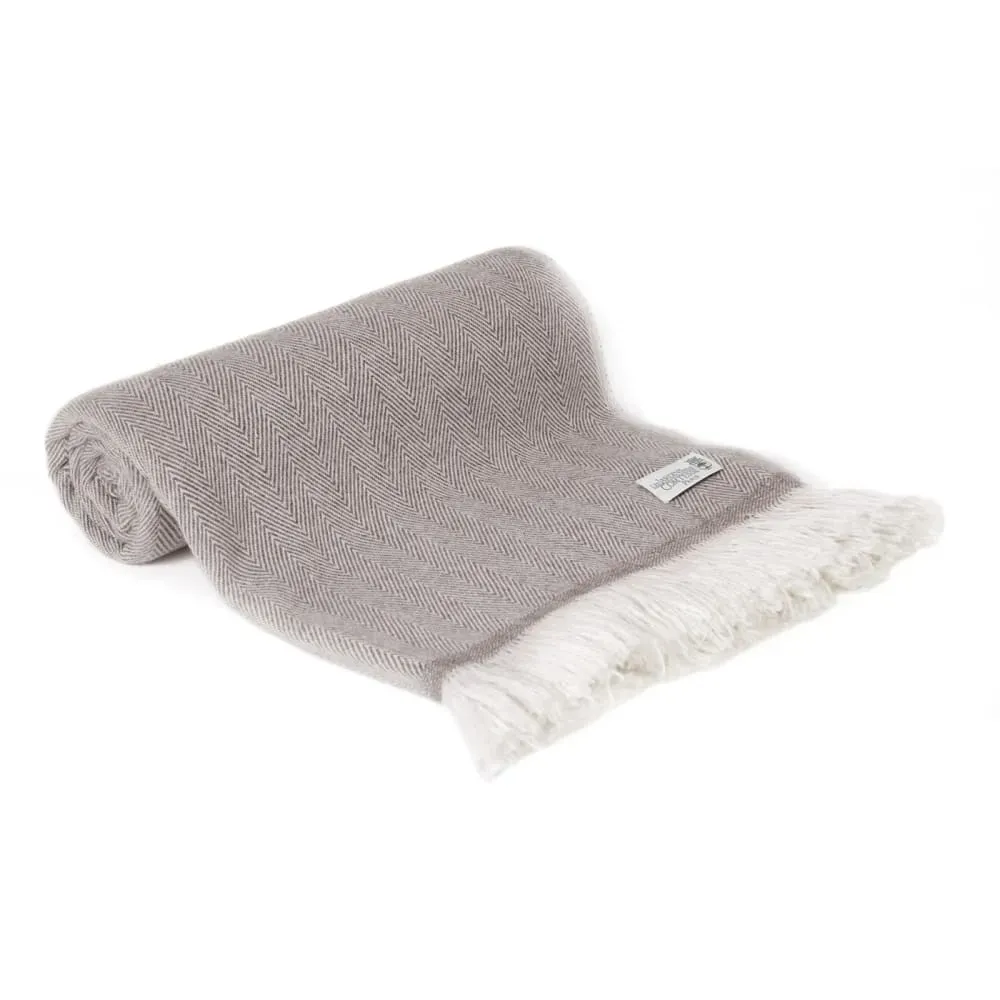 Illustration numéro 3 du produit Plaid cachemire et laine grands chevrons marron glacé 130 x 230 cm