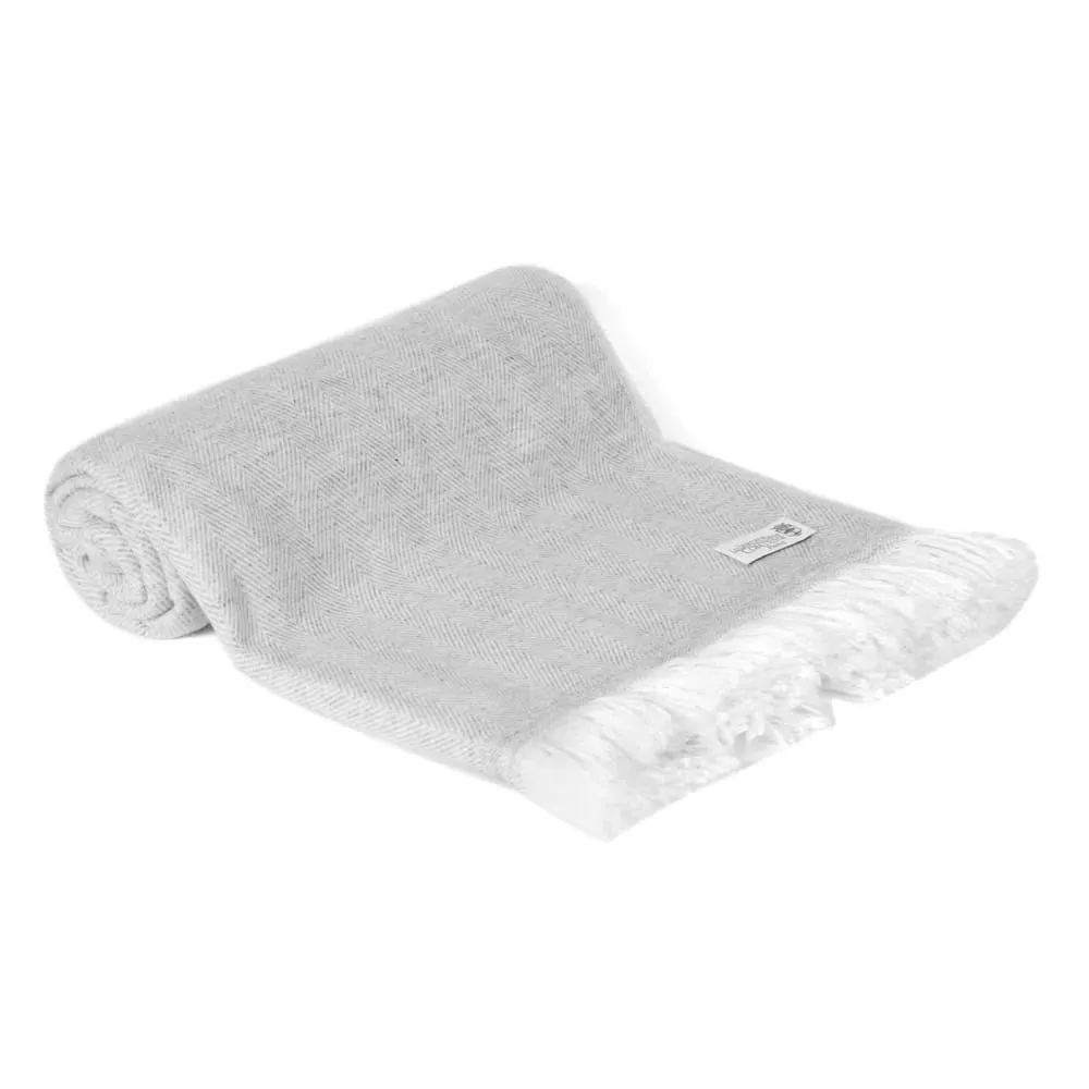 Illustration numéro 3 du produit Plaid cachemire et laine grands chevrons gris argenté 130 x 230 cm