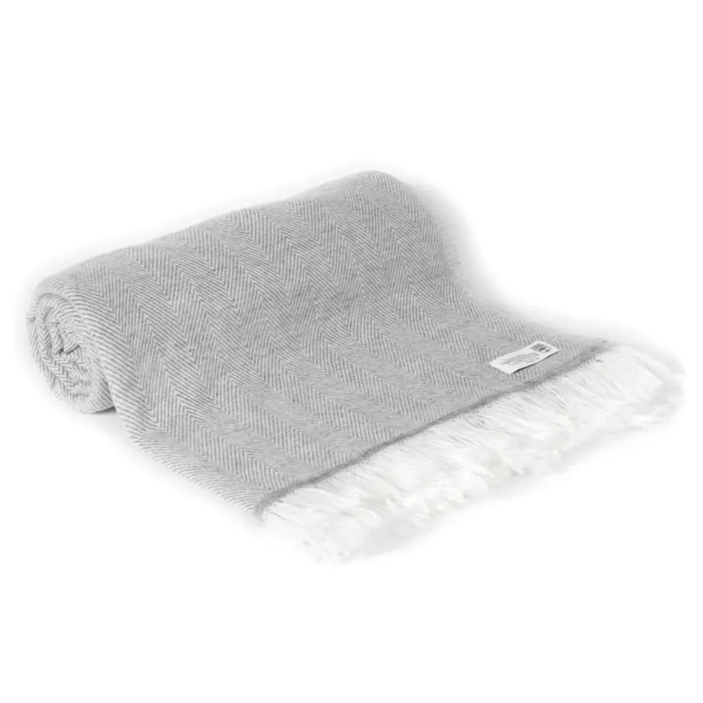 Illustration numéro 3 du produit Plaid cachemire et laine grands chevrons gris souris 130 x 230 cm