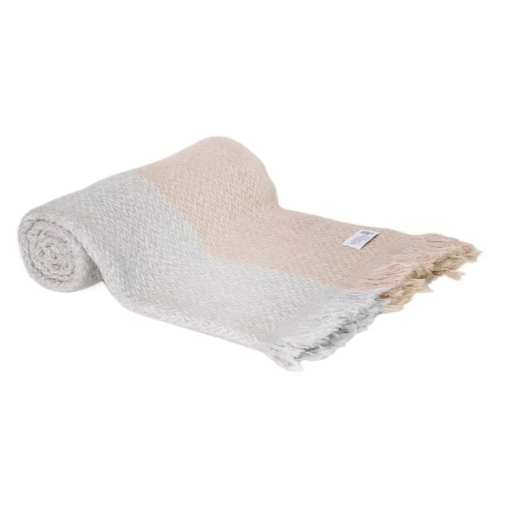 Illustration numéro 3 du produit Plaid cachemire et laine chevrons gris camel 130 x 230 cm