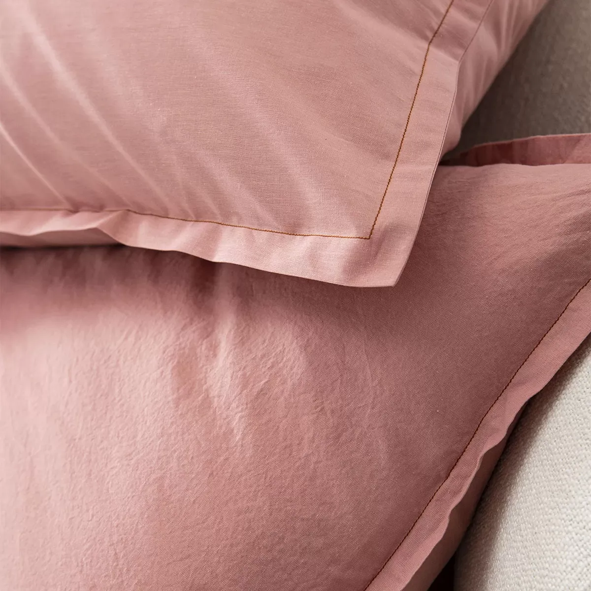 Illustration numéro 3 du produit Taie d'oreiller en coton rose solaire 50x70 Made in France