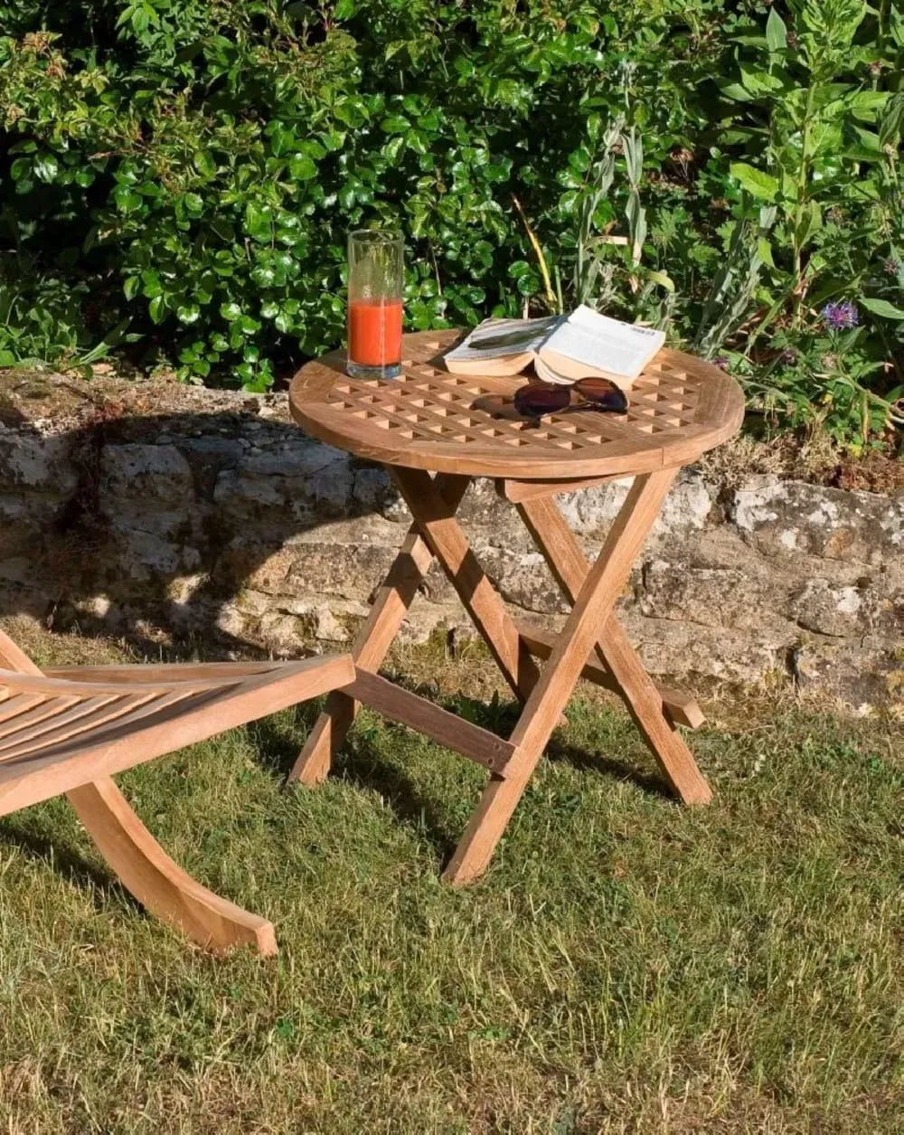 Illustration numéro 3 du produit Table basse pliante de jardin en bois teck