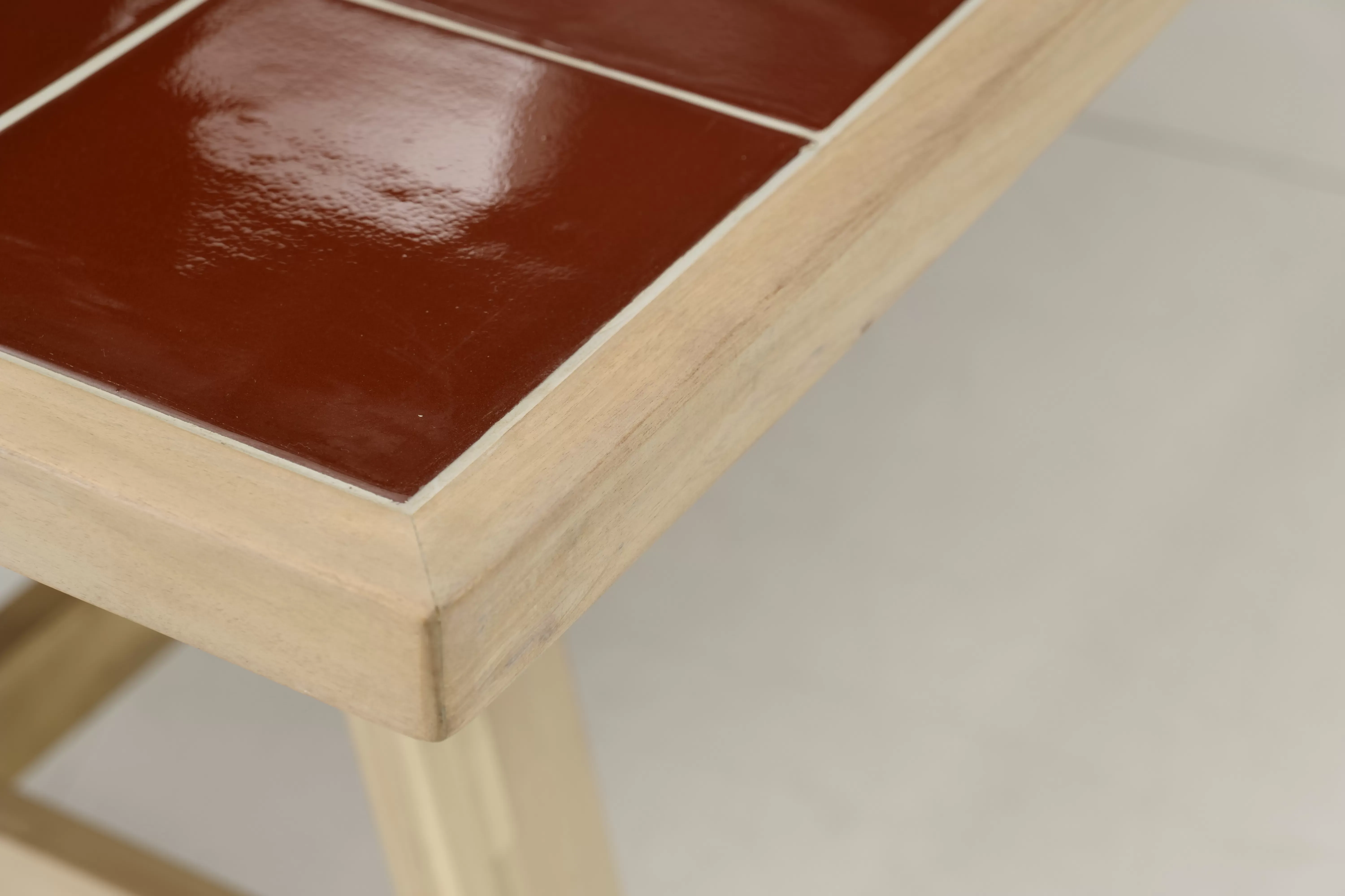 Illustration numéro 3 du produit Table en céramique terre cuite 205x105 et 6 chaises empilables rotin