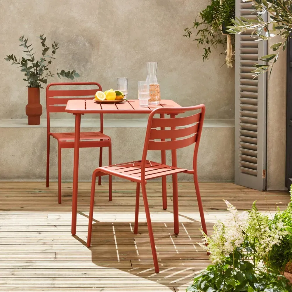 Illustration numéro 3 du produit Table de jardin carrée en métal terracotta avec 2 chaises
