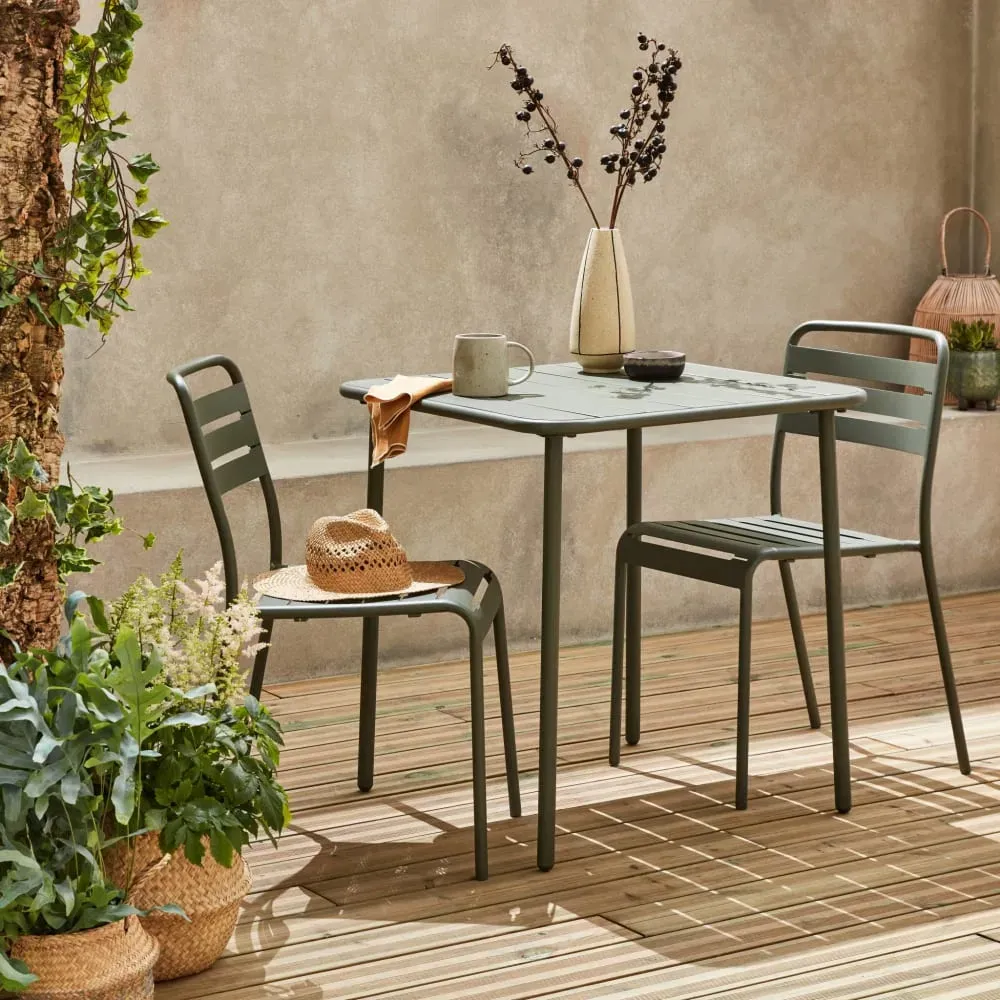 Illustration numéro 3 du produit Table de jardin carrée en métal savane avec 2 chaises