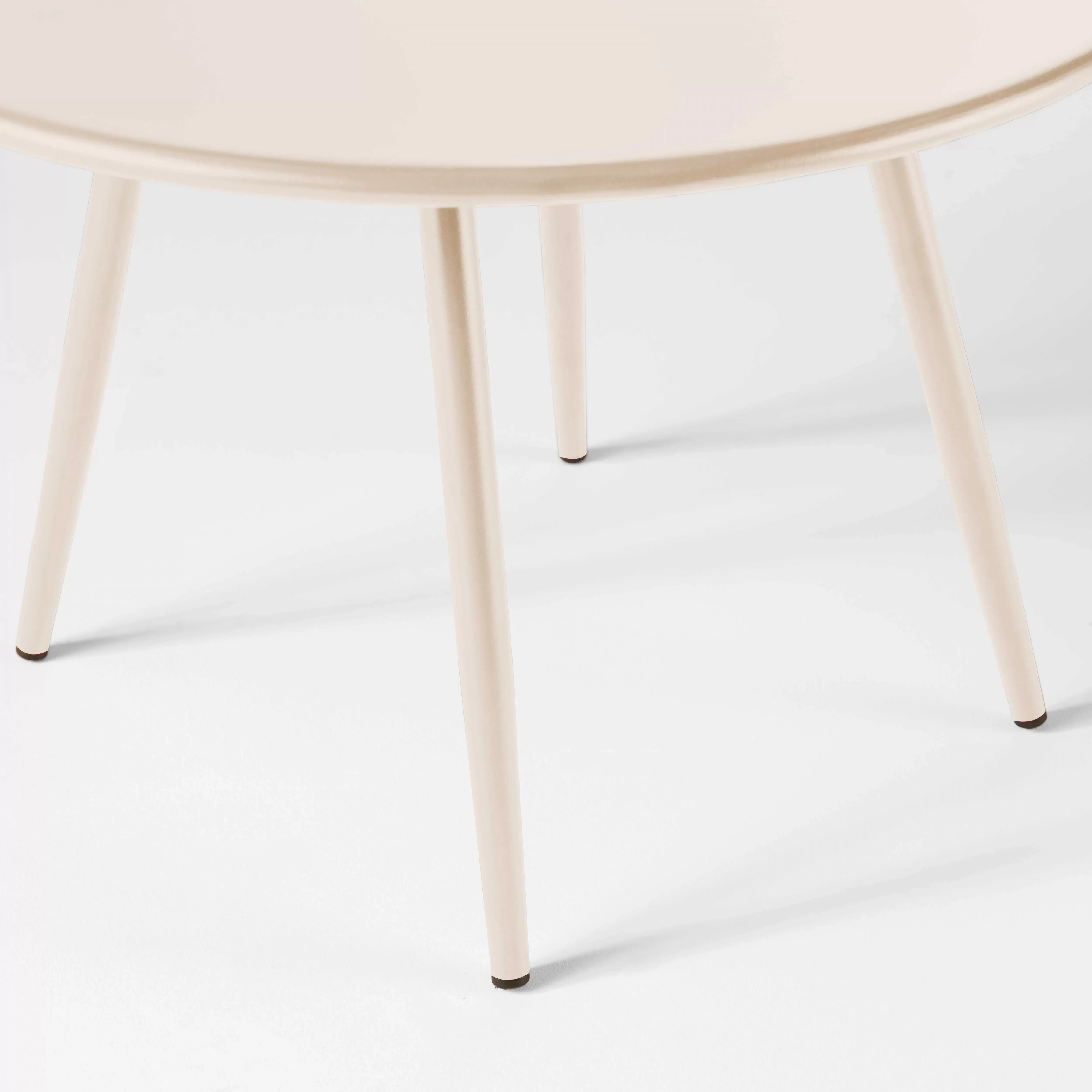 Illustration numéro 3 du produit Table basse ronde en métal ivoire 50 cm