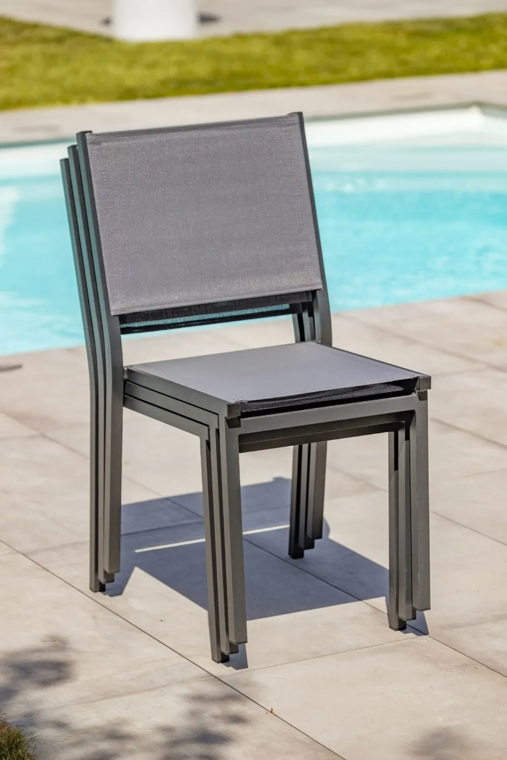 Illustration numéro 3 du produit Chaise de jardin empilable en alu toile plastifiéee