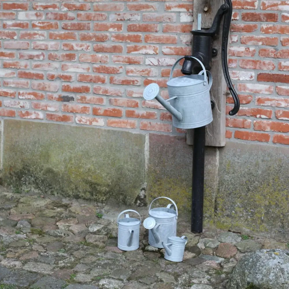 Illustration numéro 3 du produit Arrosoir zinc patiné 1.5 L gris