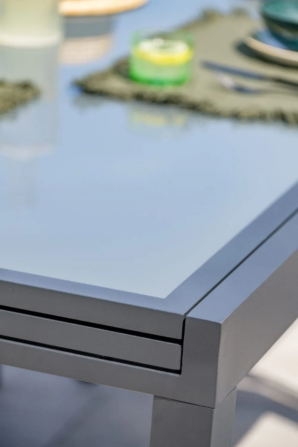 Illustration numéro 3 du produit Ensemble repas 8 places en aluminium et plateau verre