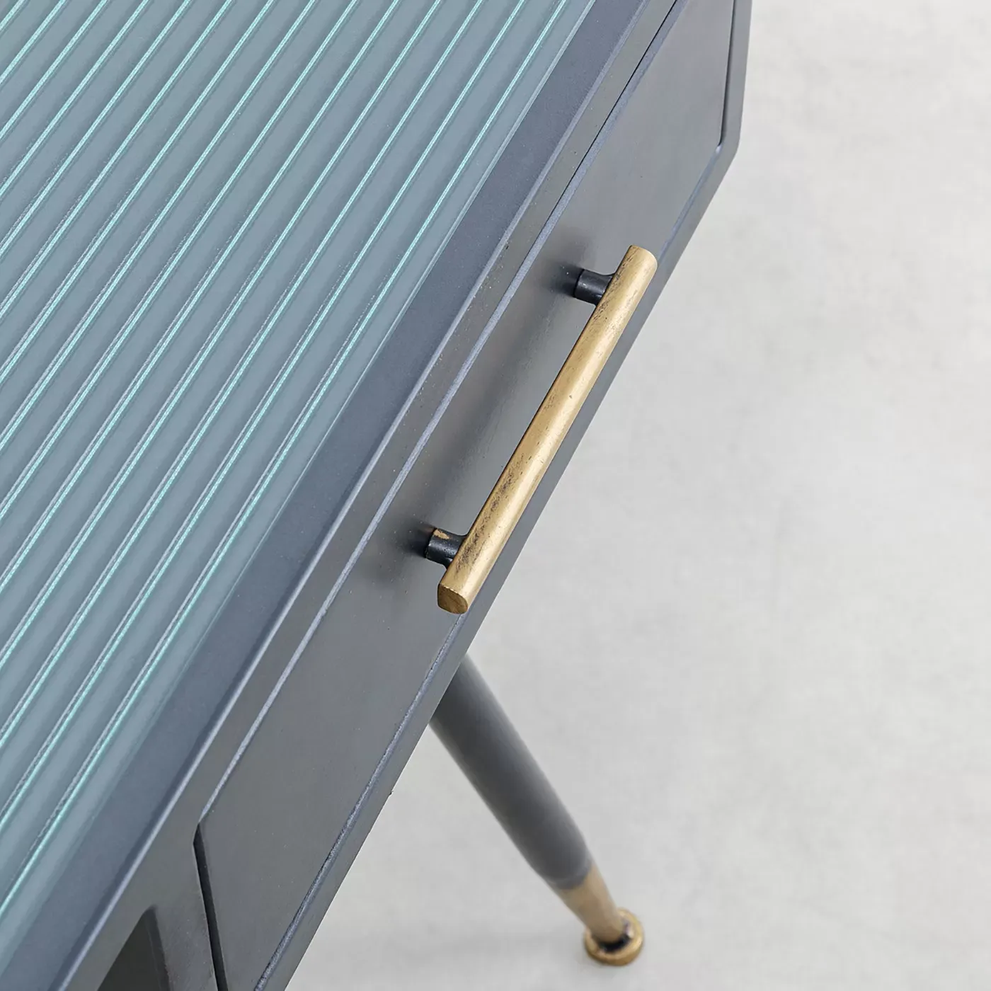 Illustration numéro 3 du produit Bureau 2 tiroirs en acier et verre