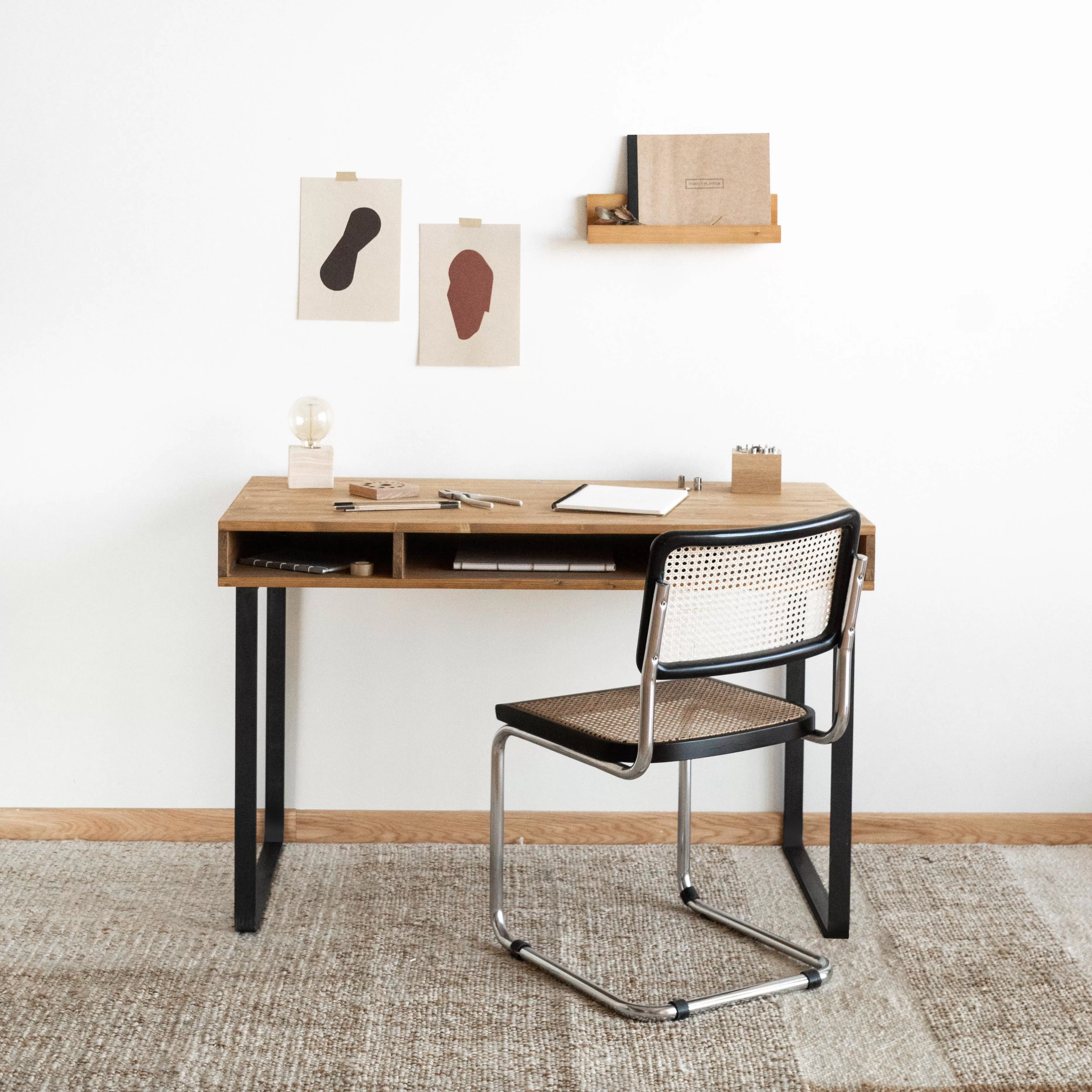 Illustration numéro 3 du produit Bureau en bois avec tiroirs marron clair