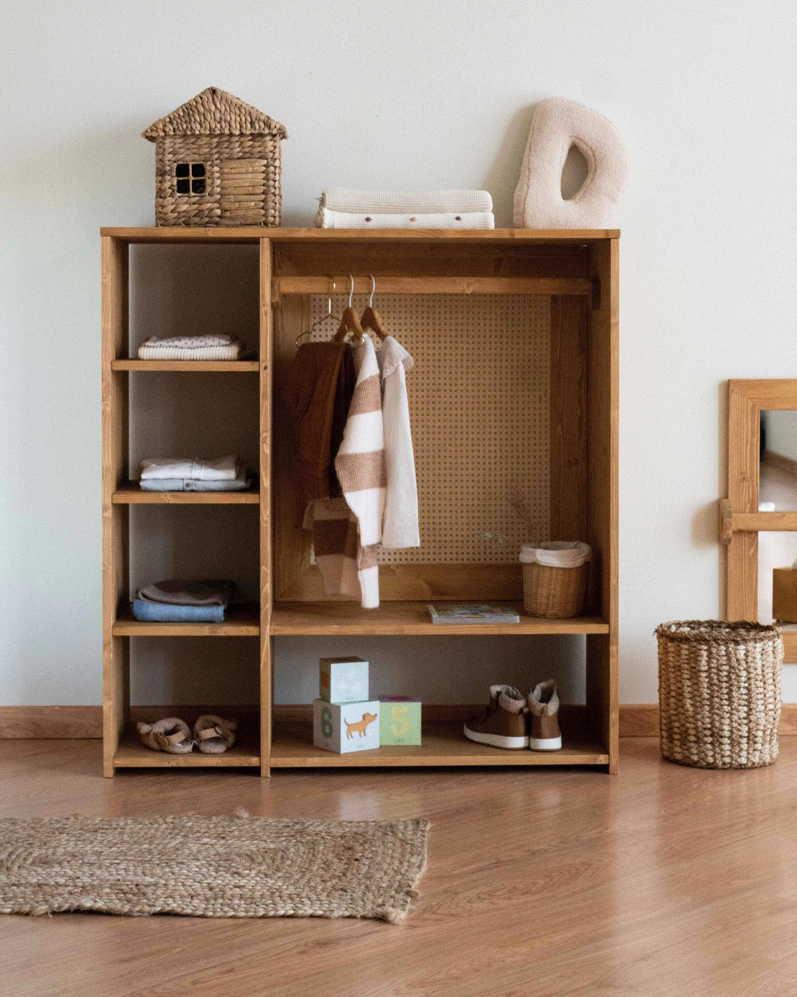 Illustration numéro 3 du produit Armoire Montessori en bois de couleur marron clair