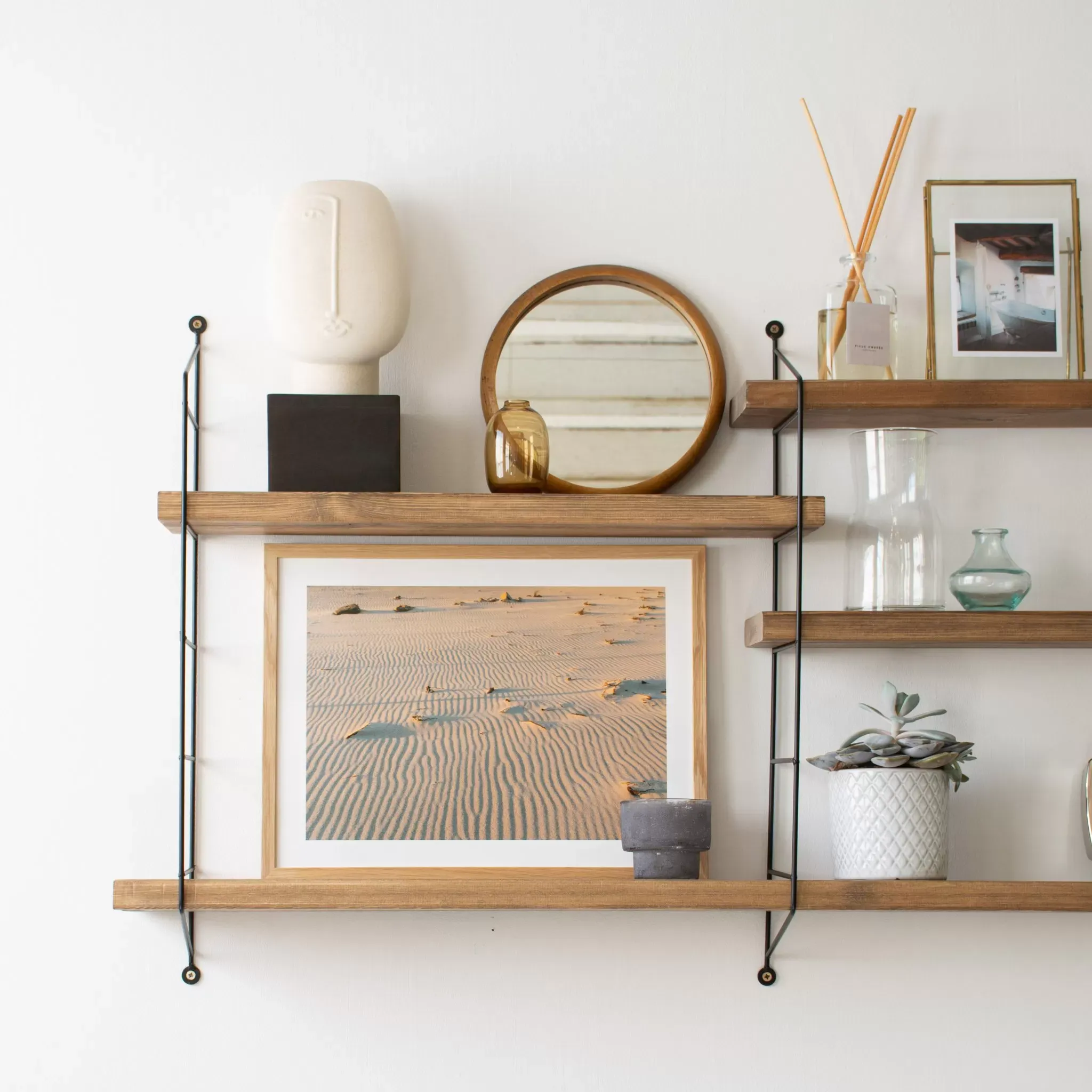 Illustration numéro 3 du produit Etagère en bois de couleur marron