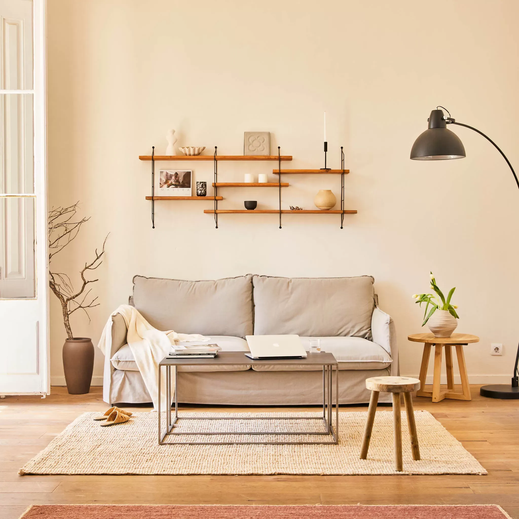 Illustration numéro 3 du produit Etagère en bois de couleur marron clair