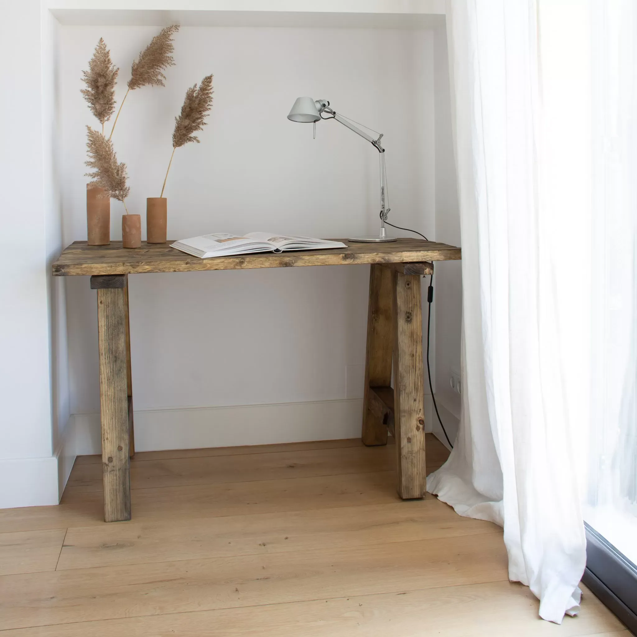 Illustration numéro 3 du produit Bureau en bois  de couleur marron