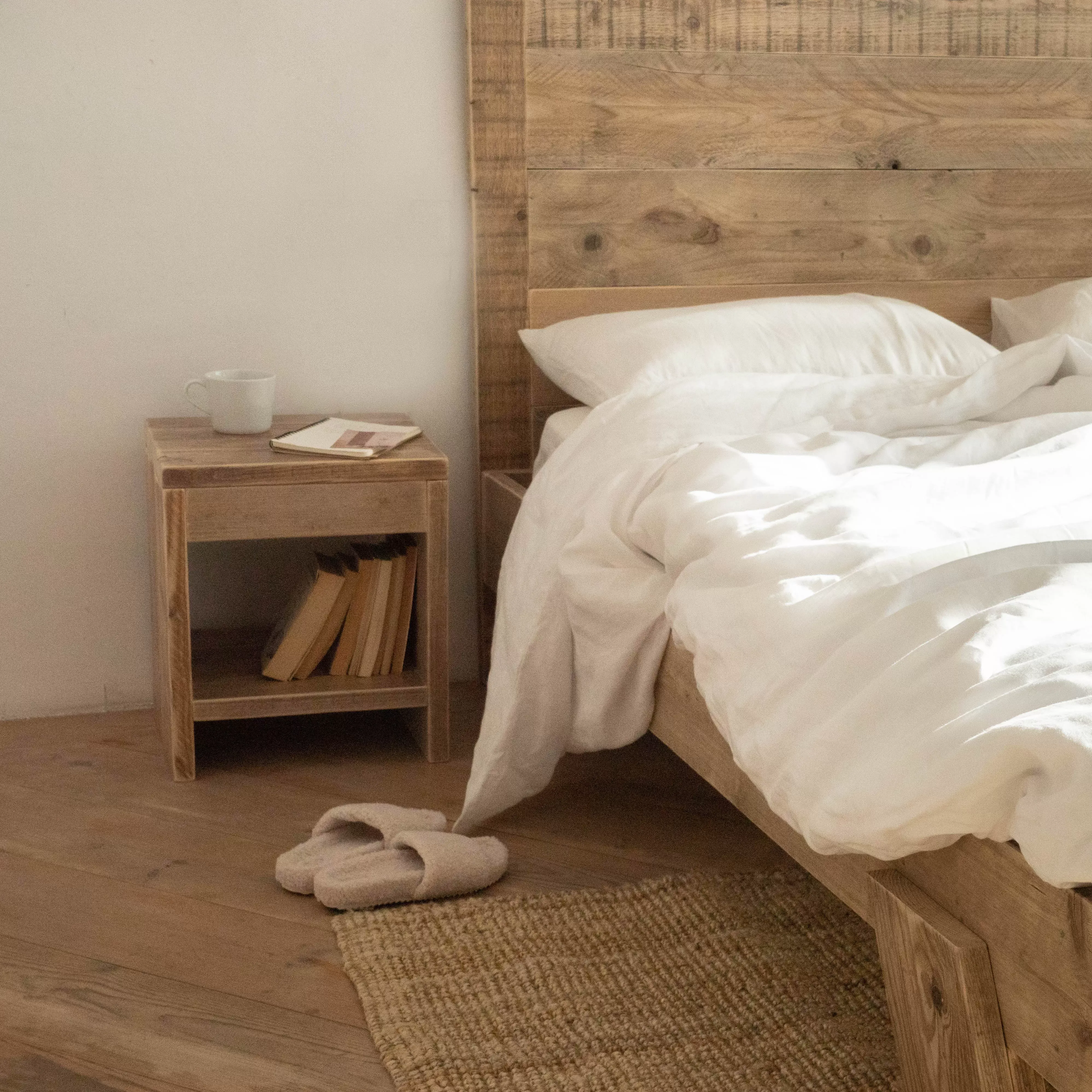 Illustration numéro 3 du produit Table de chevet en bois de couleur beige