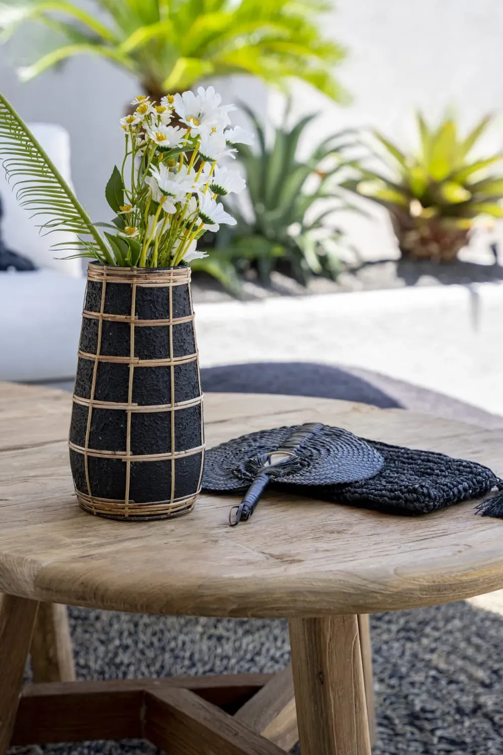 Illustration numéro 3 du produit Vase en terre cuite noire naturel h26