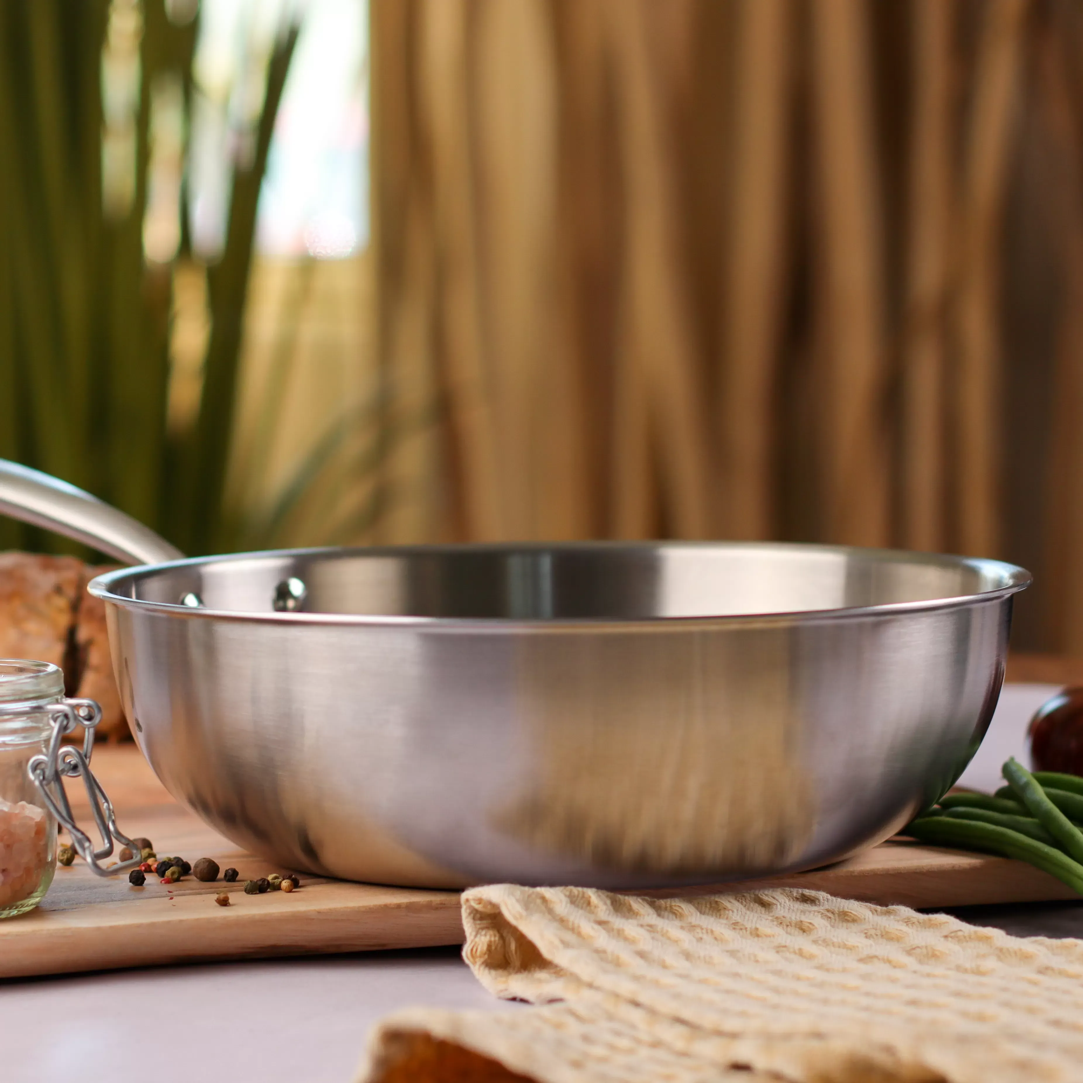 Illustration numéro 3 du produit Wok en acier inoxydable 28cm - fait en France - tous feux