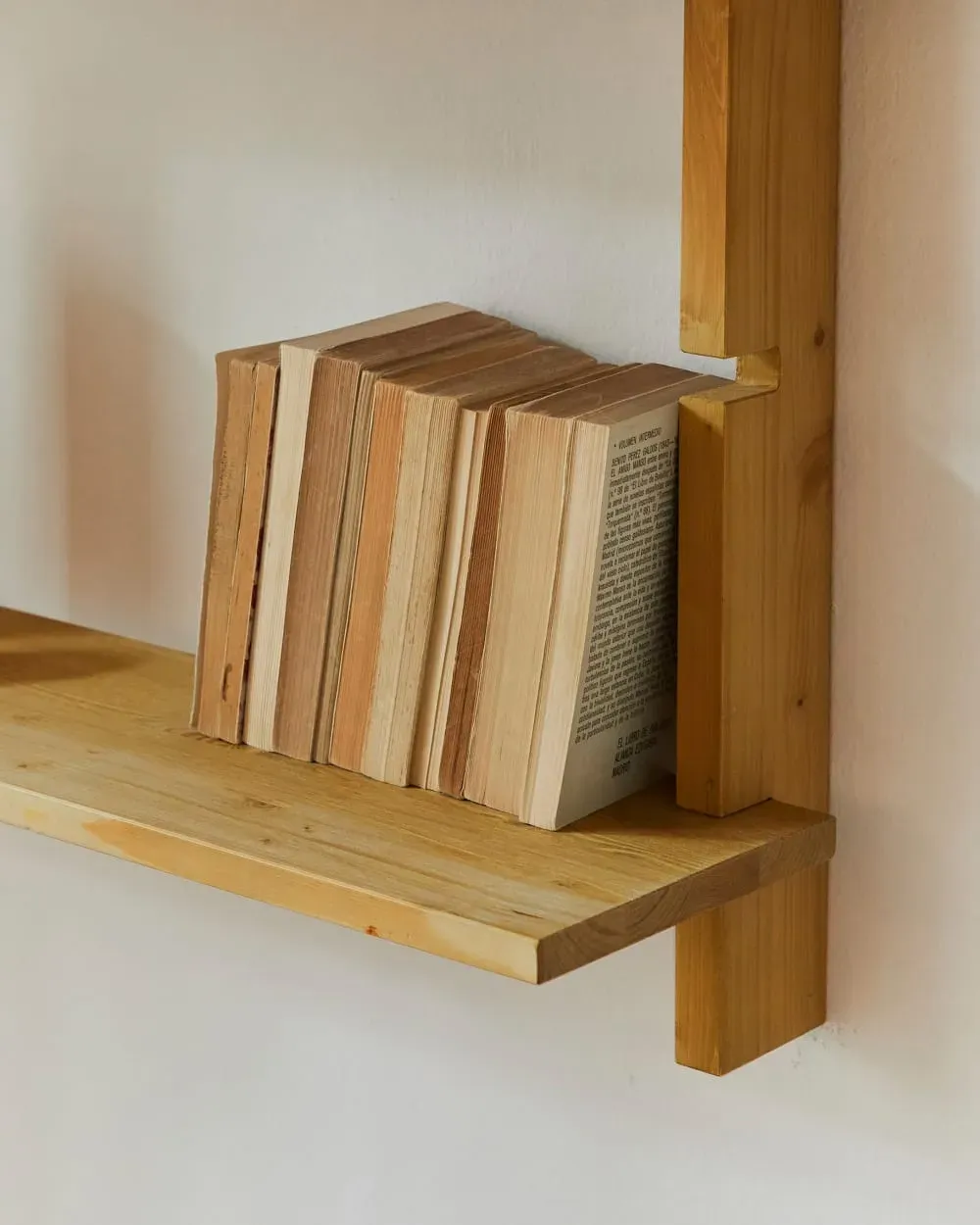 Illustration numéro 3 du produit Etagère modulaire en bois  de couleur marron clair