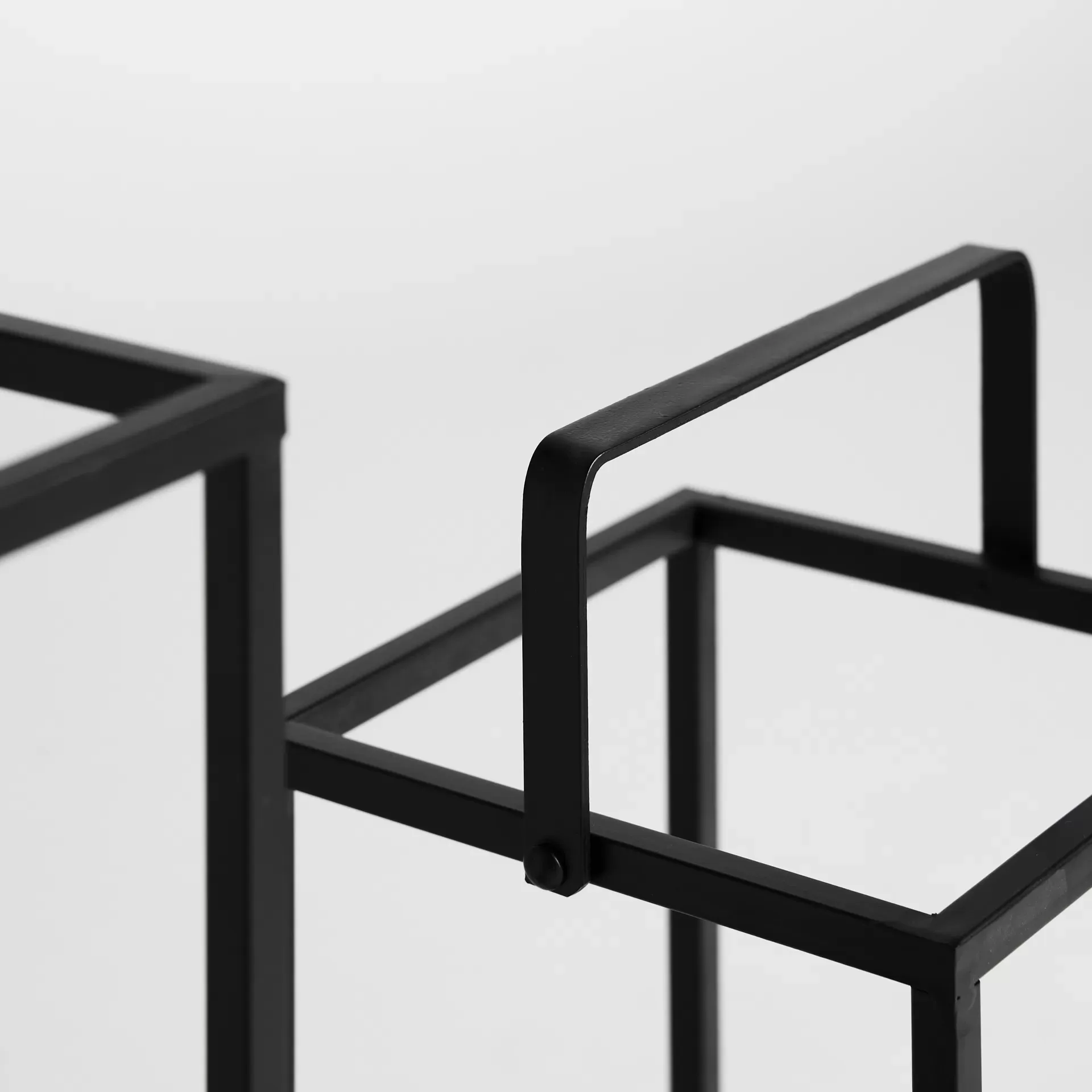 Illustration numéro 3 du produit Bougeoir en fer noir 25x25x48 cm