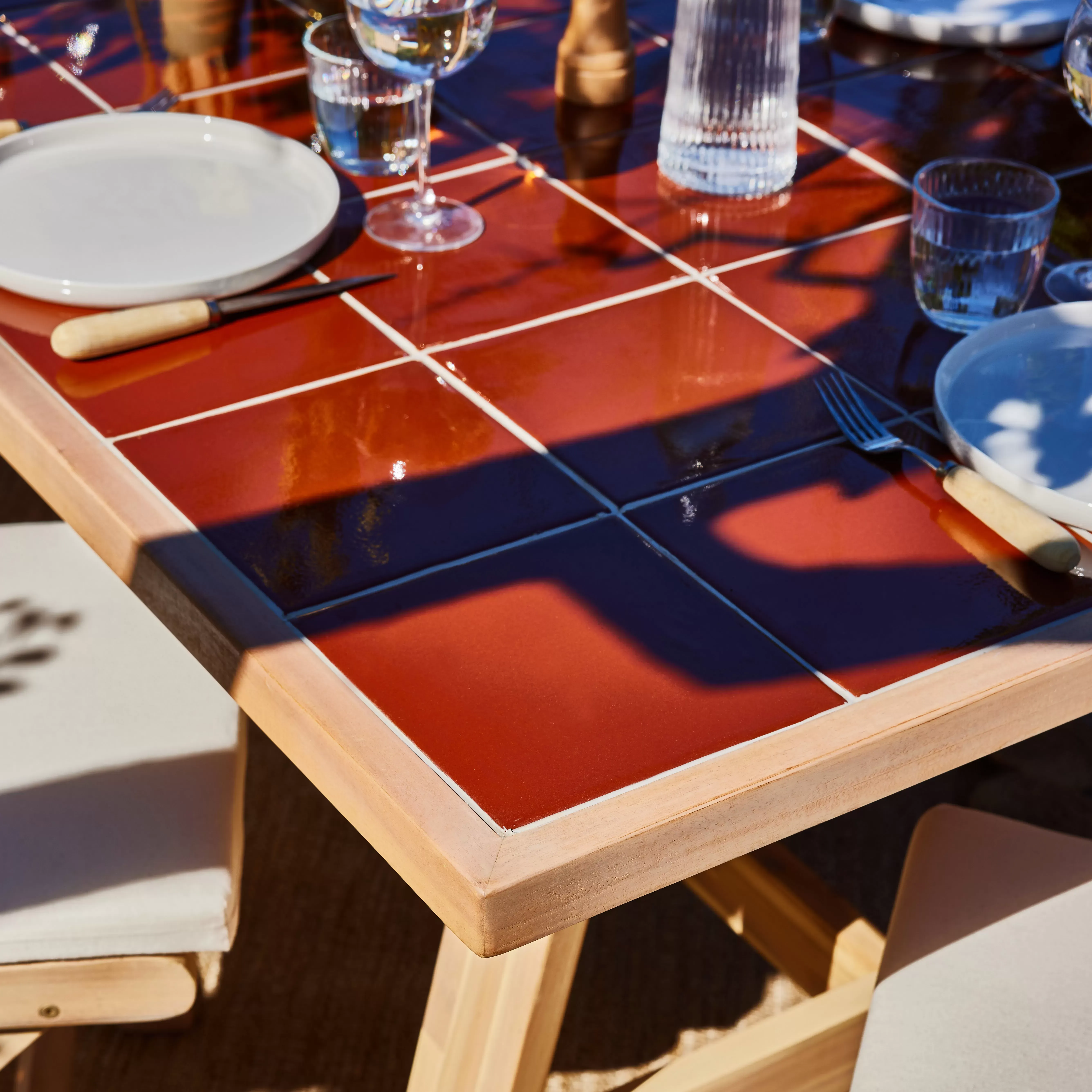 Illustration numéro 3 du produit Ensemble table en bois et céramique terre cuite 205x105 + 6 fauteuils