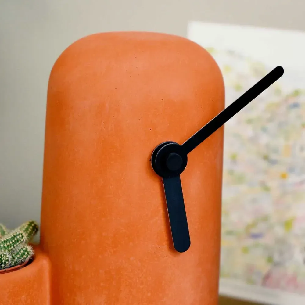 Illustration numéro 3 du produit Horloge en béton terracotta aiguilles noires