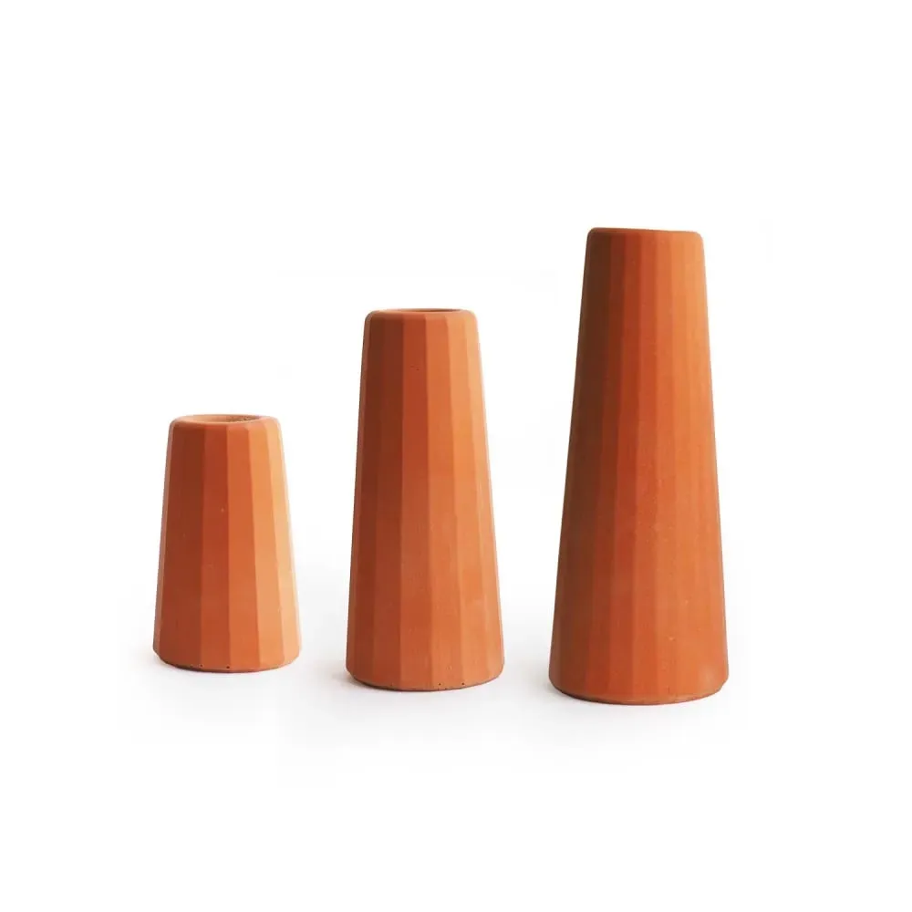 Illustration numéro 3 du produit Trio de vases soliflores en béton terracotta