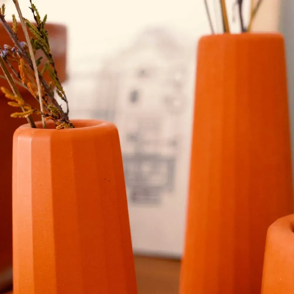 Illustration numéro 3 du produit Vase soliflore béton terracotta (petite taille) H9cm