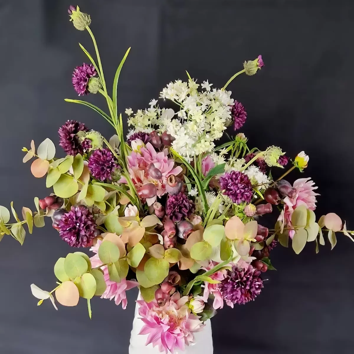 Illustration numéro 3 du produit Branche d'églantier artificielle violette H64