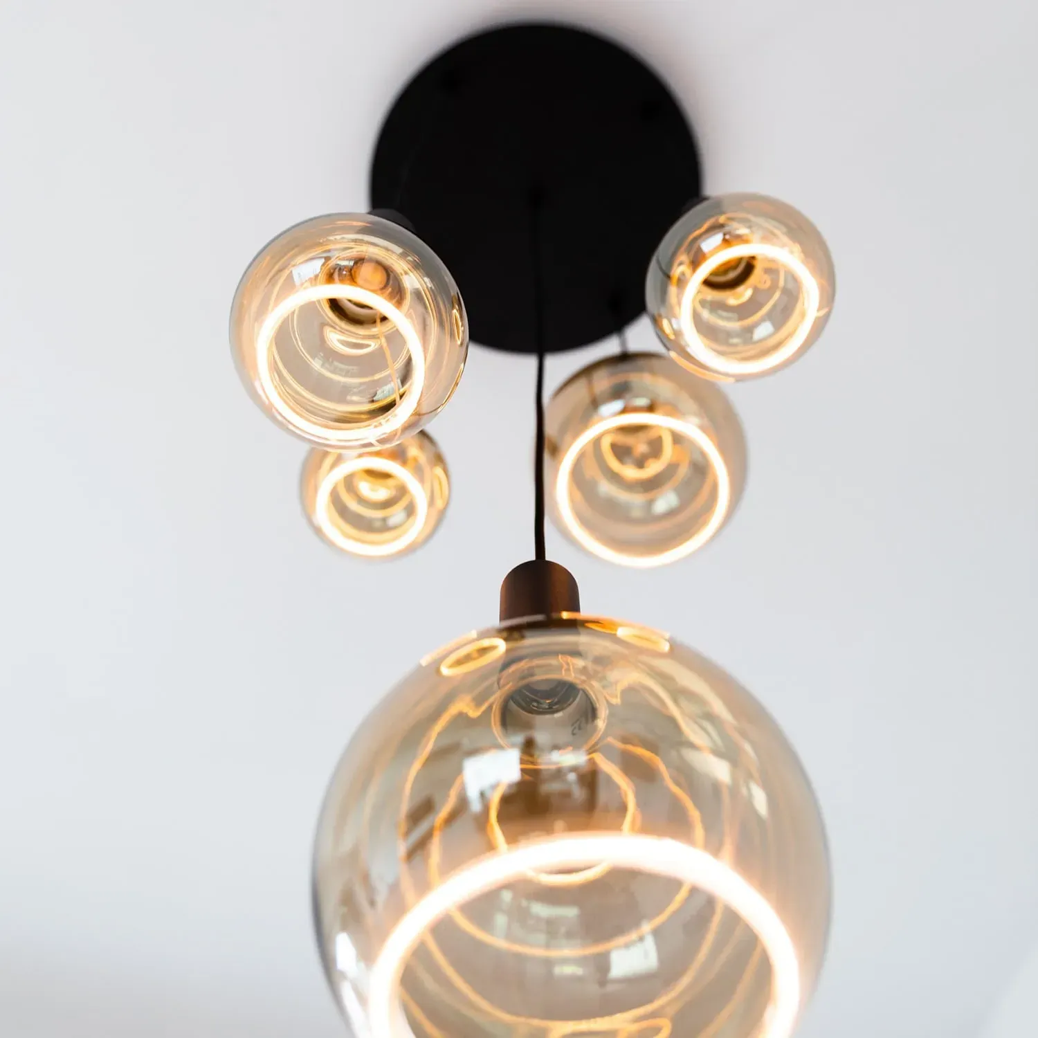 Illustration numéro 3 du produit Lampe suspendue dans le lustre de 80 cm en métal noir