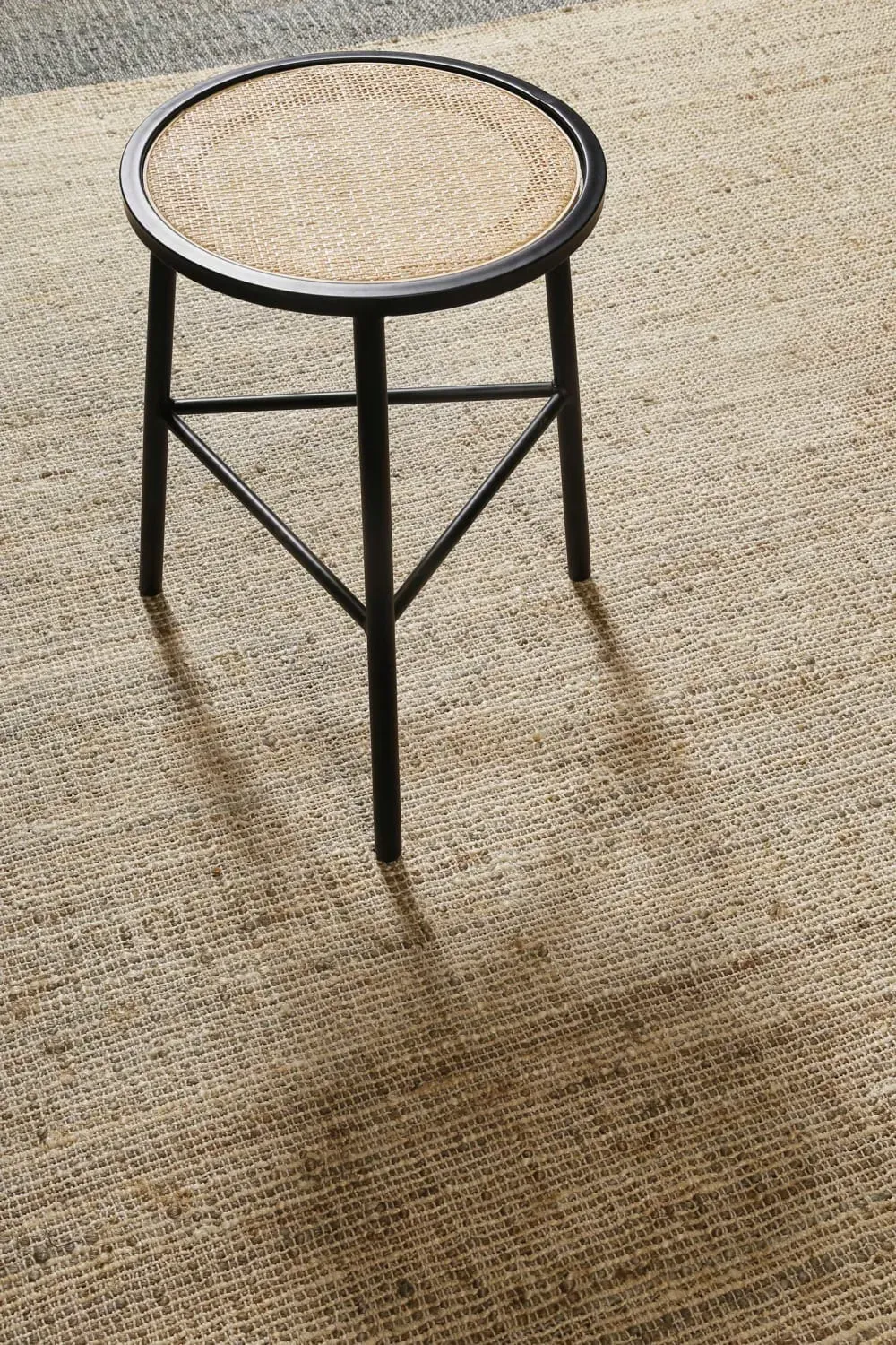 Illustration numéro 3 du produit Tapis plat tissé main à franges rayé anthracite et beige sable 200x290