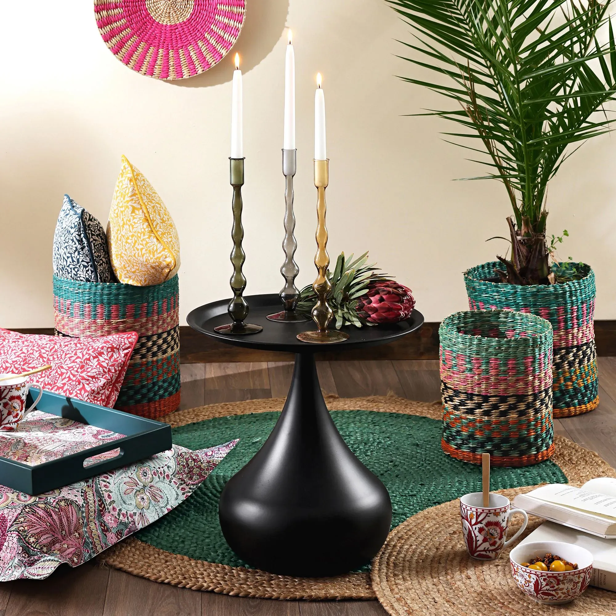 Illustration numéro 3 du produit Table en métal noir