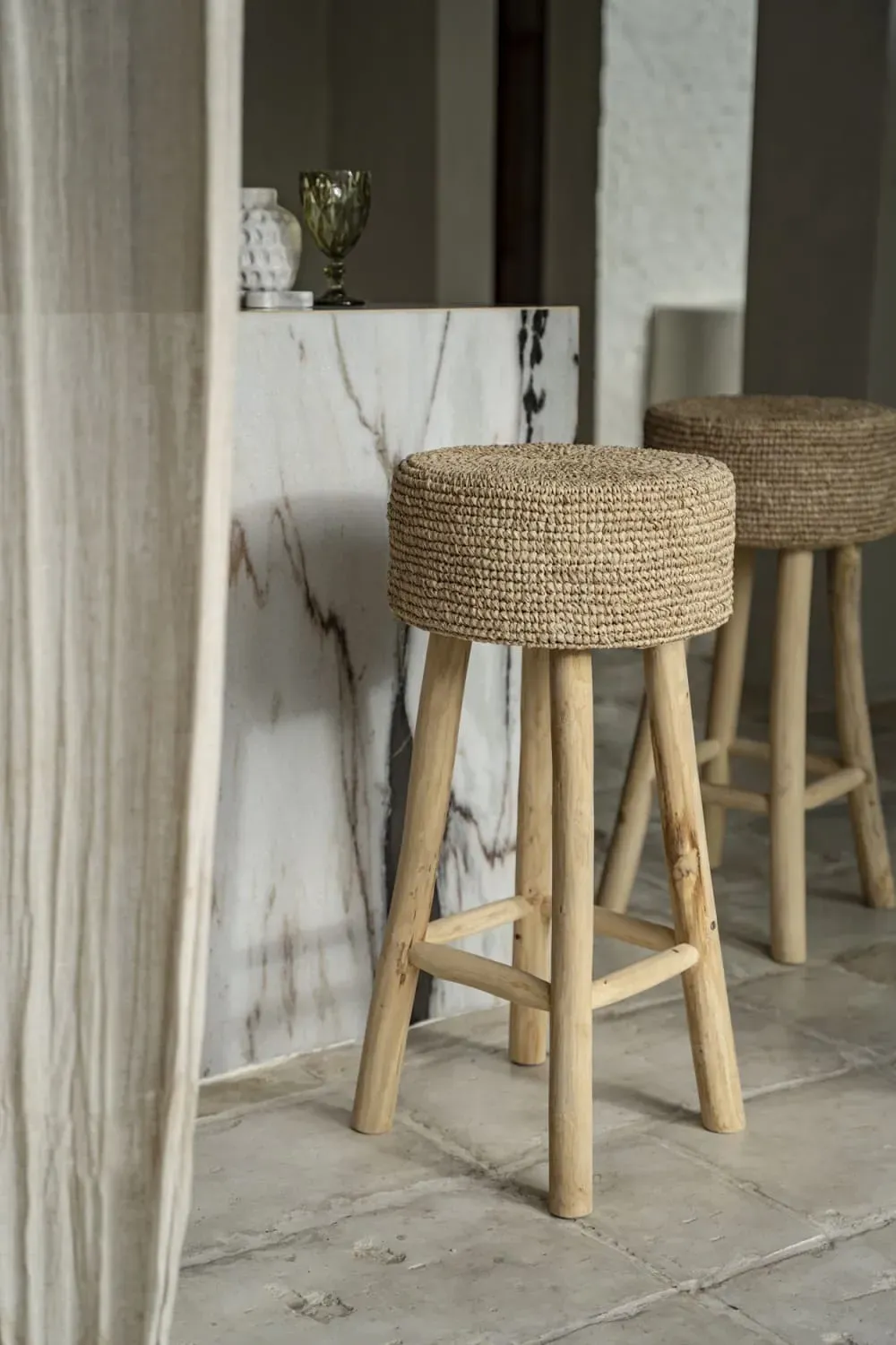 Illustration numéro 3 du produit Tabouret de bar en bois et raphia