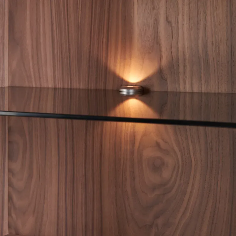 Illustration numéro 3 du produit Armoirette en noyer étagères verre avec éclairage