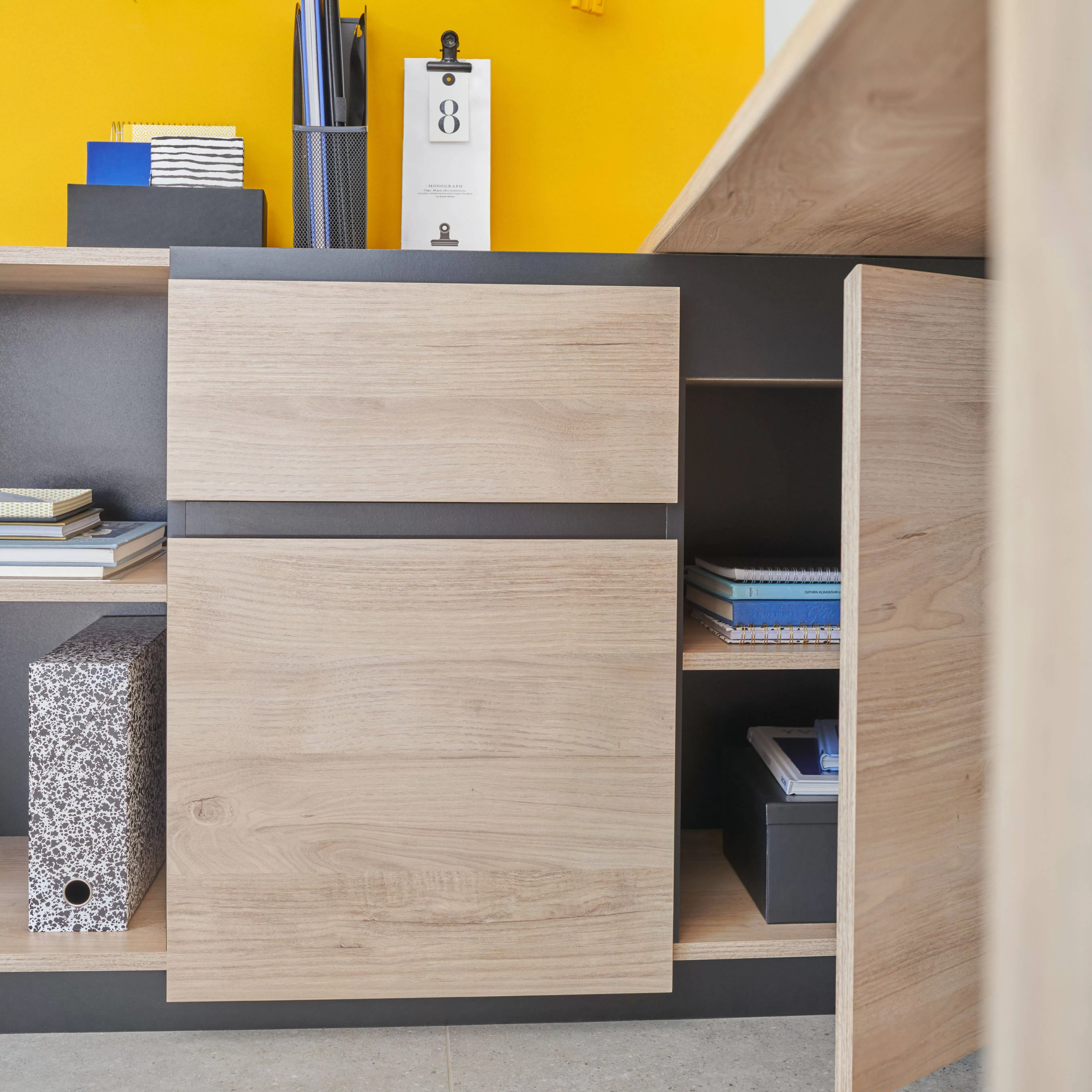 Illustration numéro 3 du produit Bureau avec rangement et plateau pivotant effet Bois clair et Noir